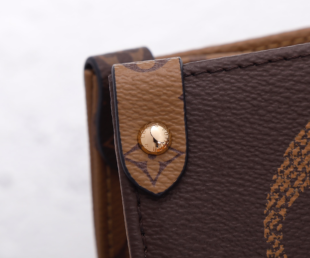 Louis Vuitton Onthego Tote Bag in Monogram Giant Canvas - Image 6