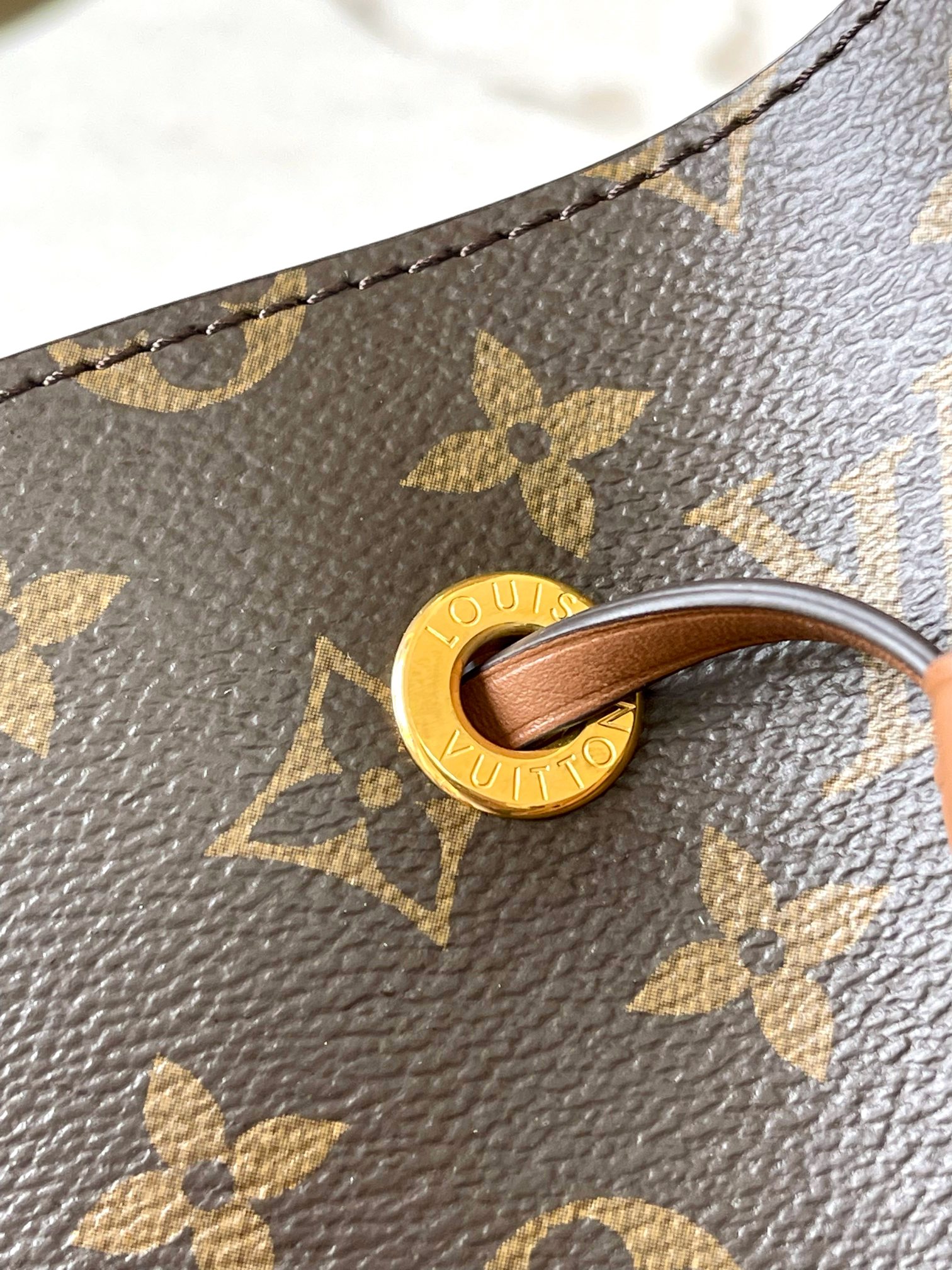 Louis Vuitton NéoNoé Bucket Shoulder Bag - Image 6