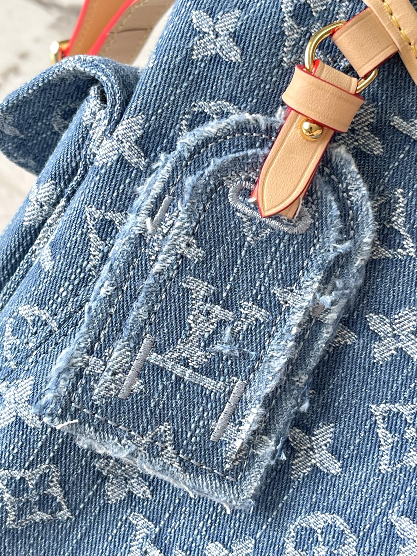 Louis Vuitton Carryall Cargo Small Handbag in Blue Denim - Image 6