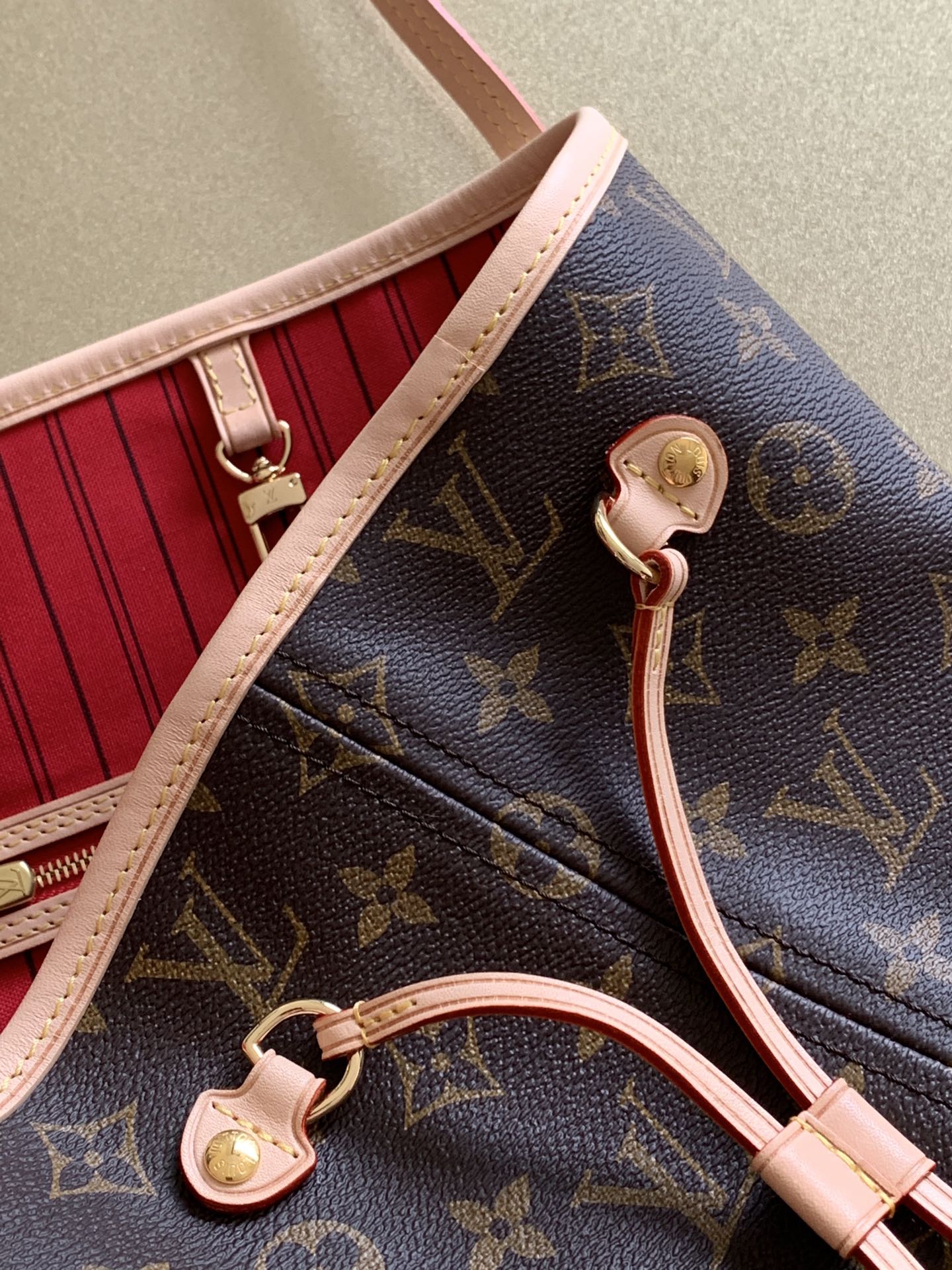 Louis Vuitton Neverfull Medium Tote Bag with Detachable Zipper Pouch - Image 6
