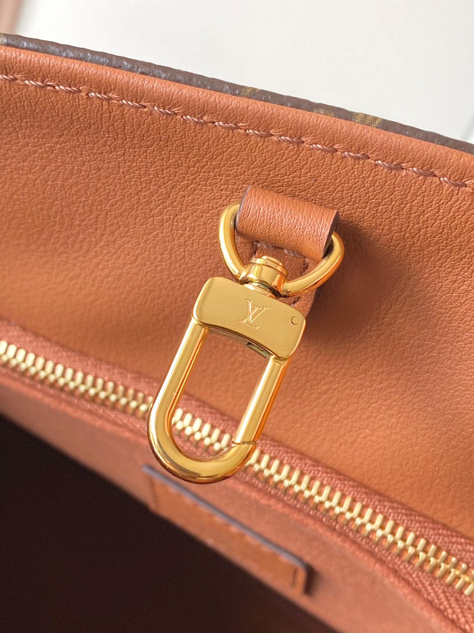 Louis Vuitton OnTheGo Organizer Handbag - Image 6