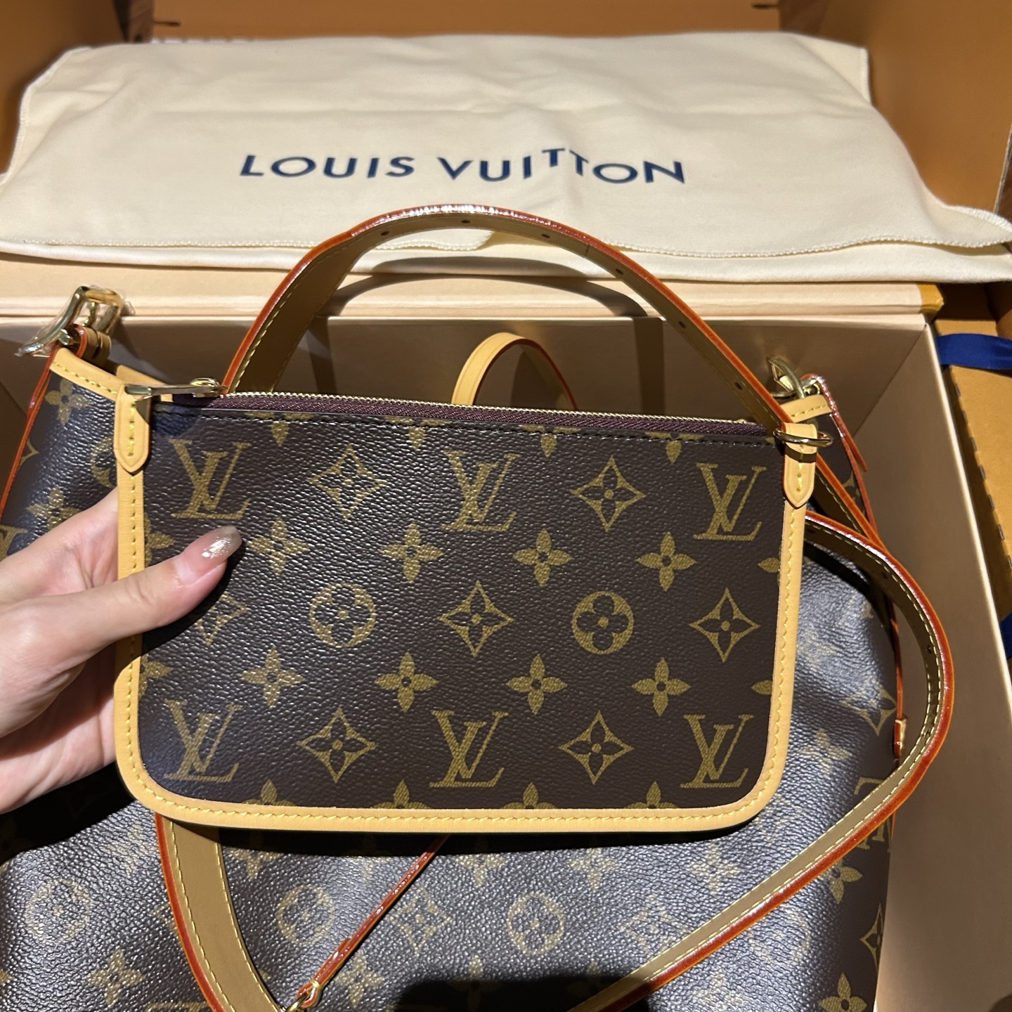 Louis Vuitton CarryAll M46203 Monogram Leather Handbag - Image 6