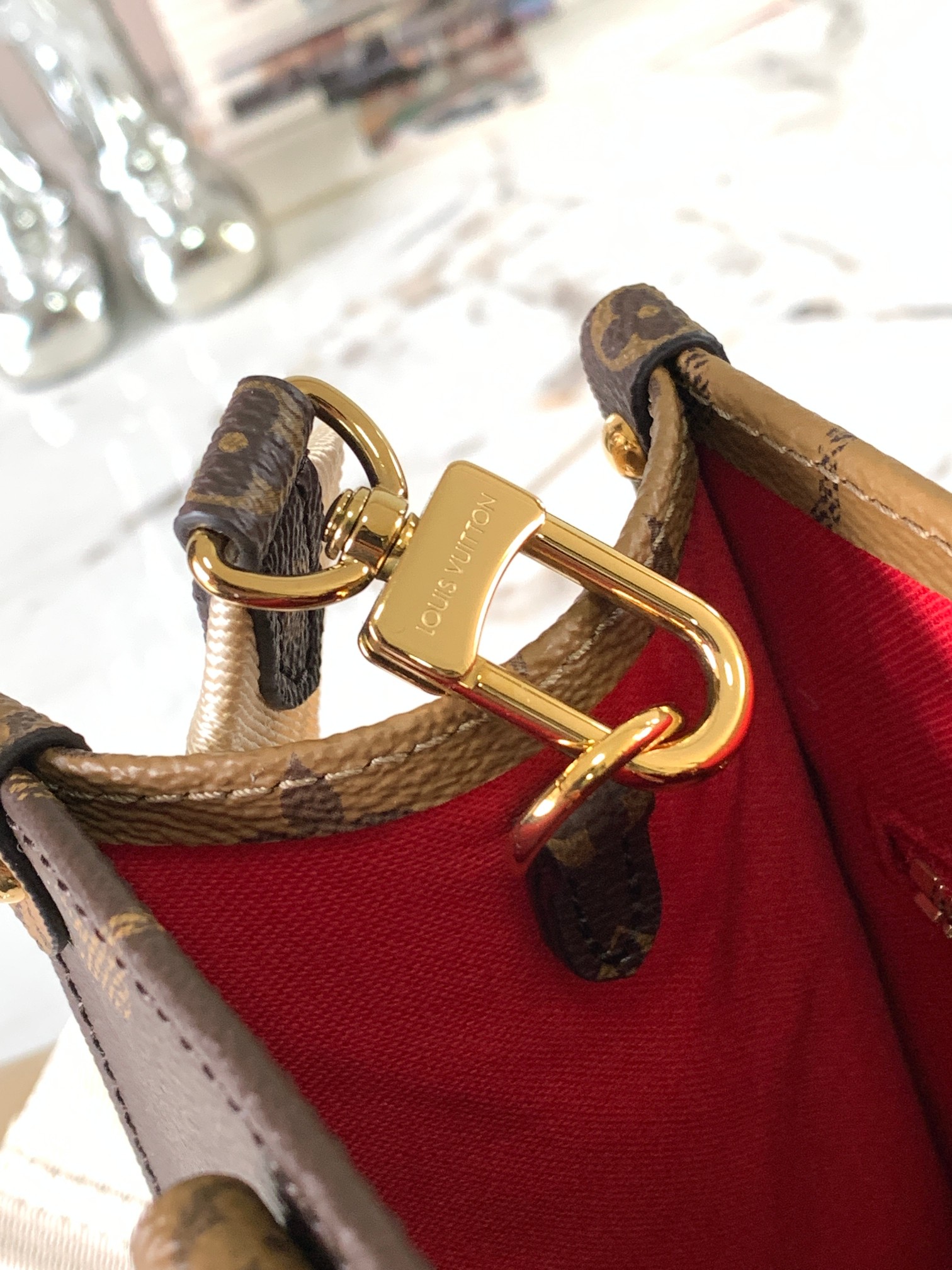 Louis Vuitton Onthego Small Handbag - Image 6