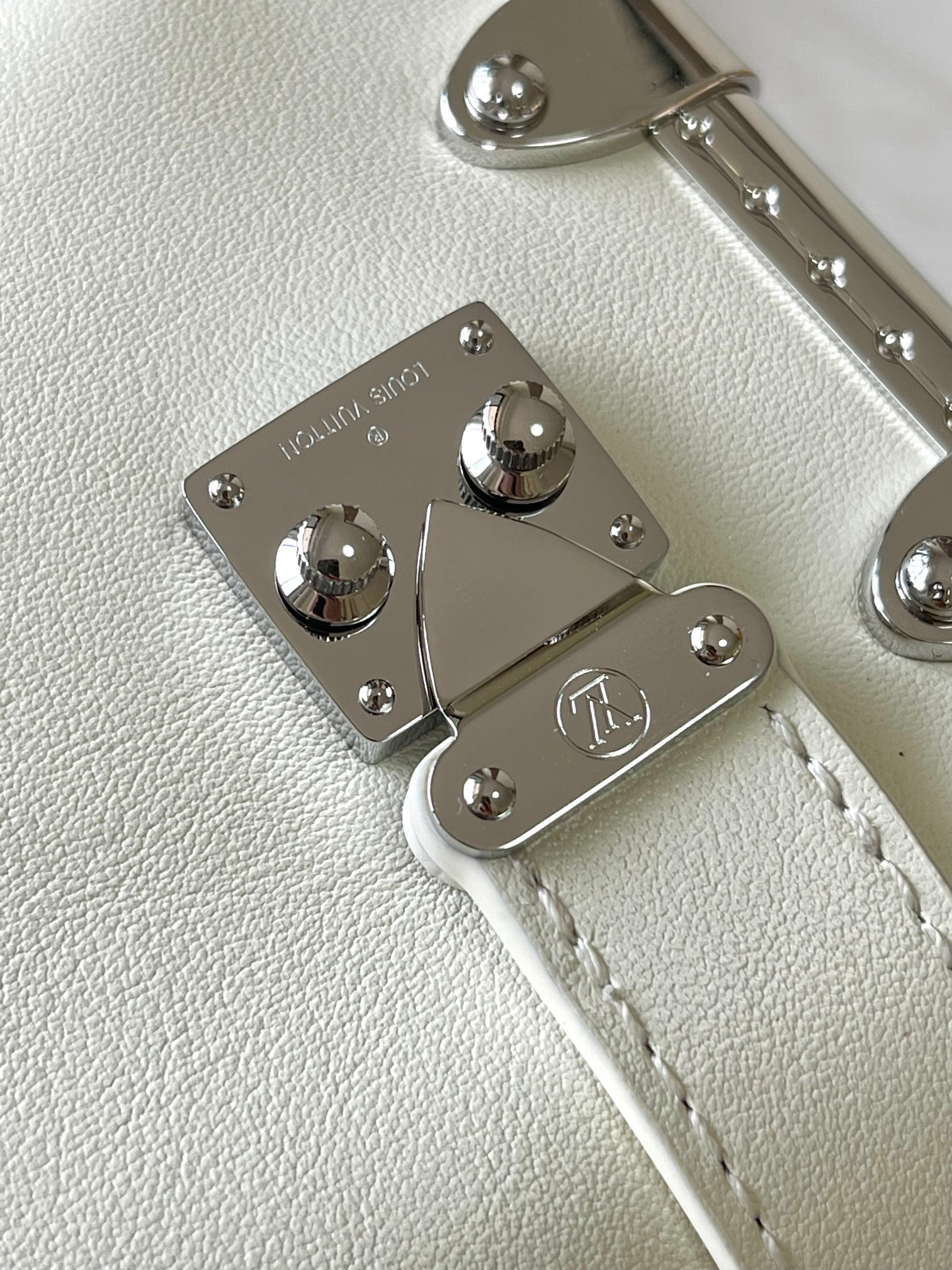 Leather Slim Trunk Handbag M12560 – White Dynamic Chip Edition - Image 6