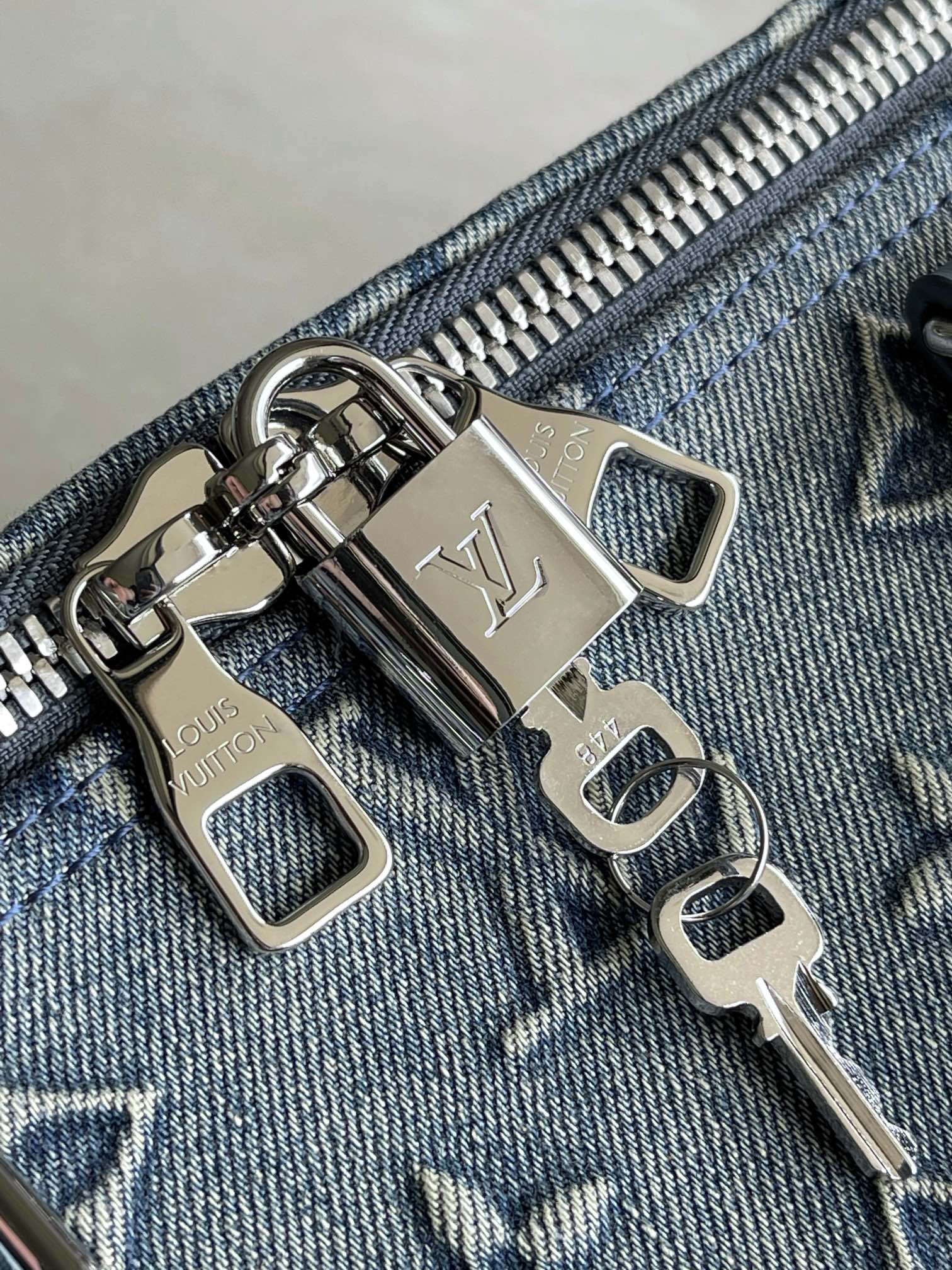 Louis Vuitton Keepall Bandoulière 50 Denim Travel Bag - Image 6