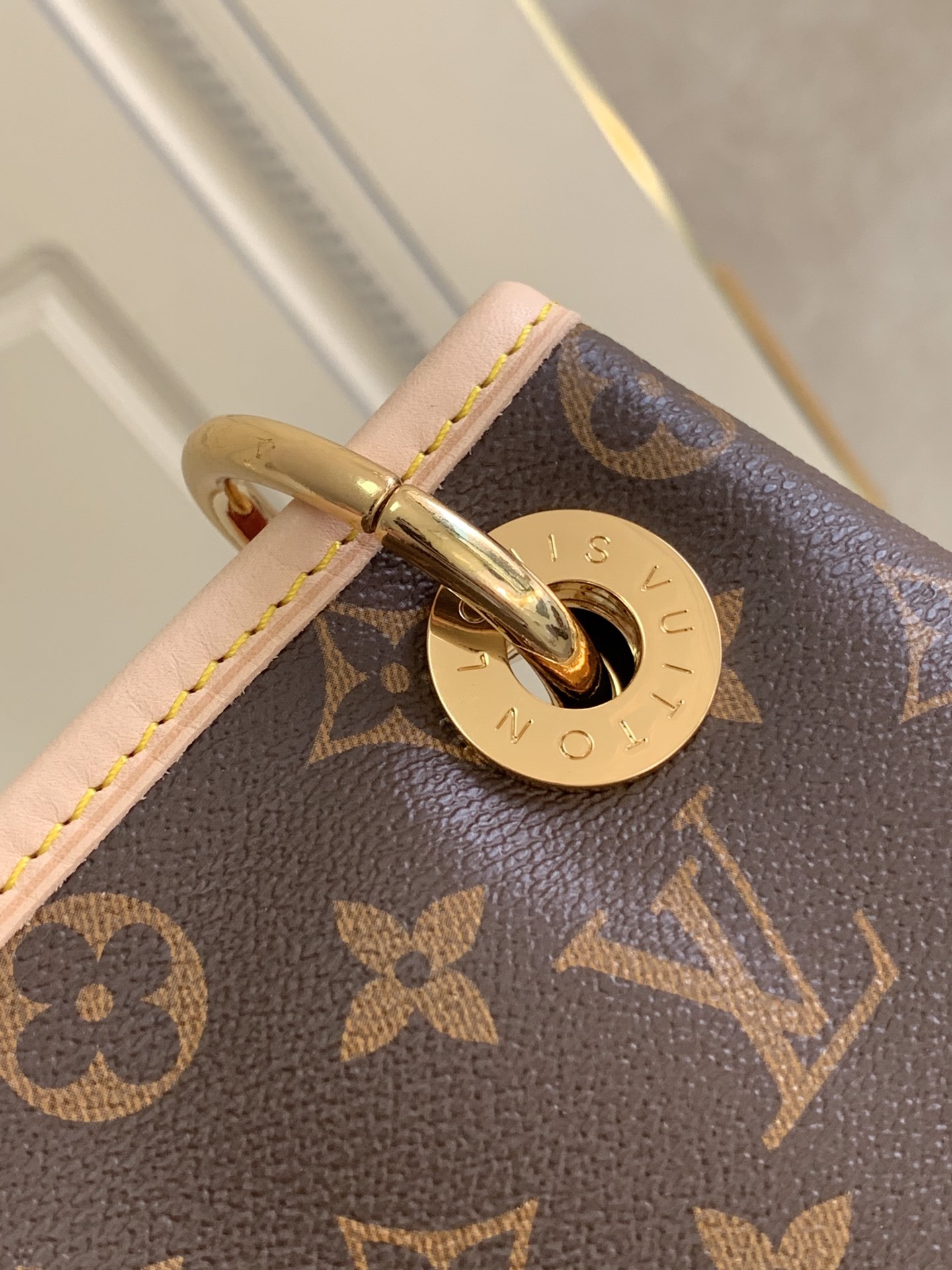 Louis Vuitton Artsy MM Handbag - Image 6