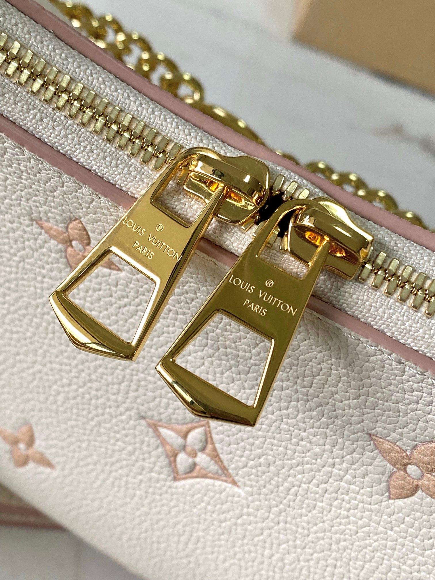 Boulogne Leather Crossbody Bag - Image 6