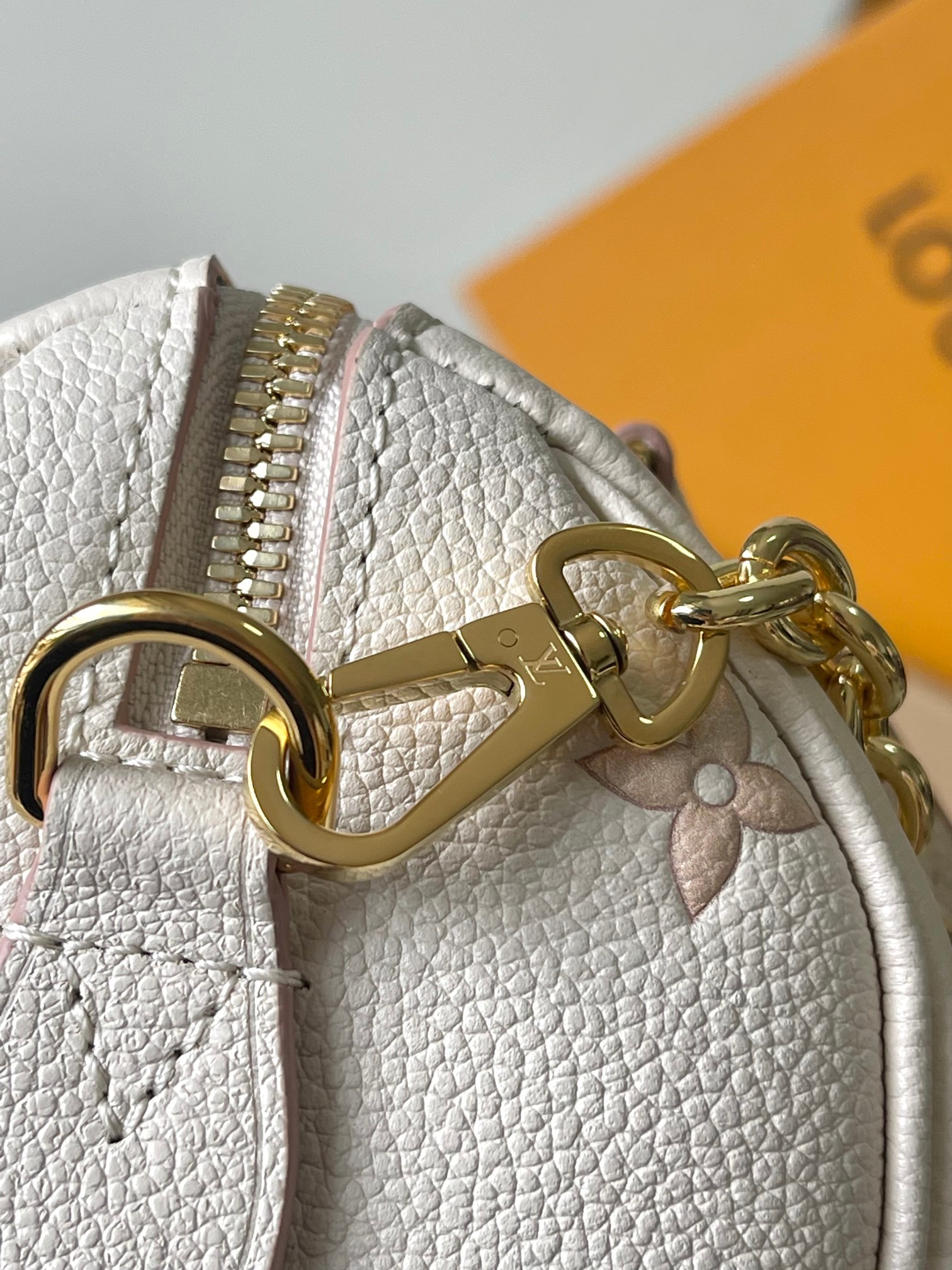 Speedy Bandoulière 20 Leather Crossbody Bag - Image 6