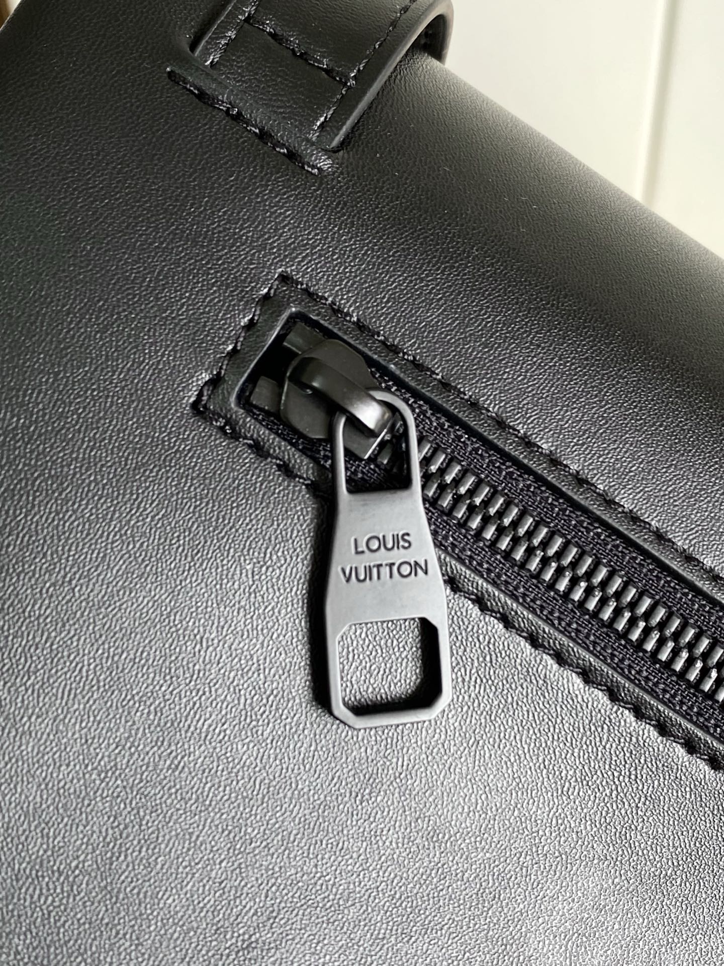 Louis Vuitton Medium Leather Handbag with Detachable Shoulder Strap - Image 6