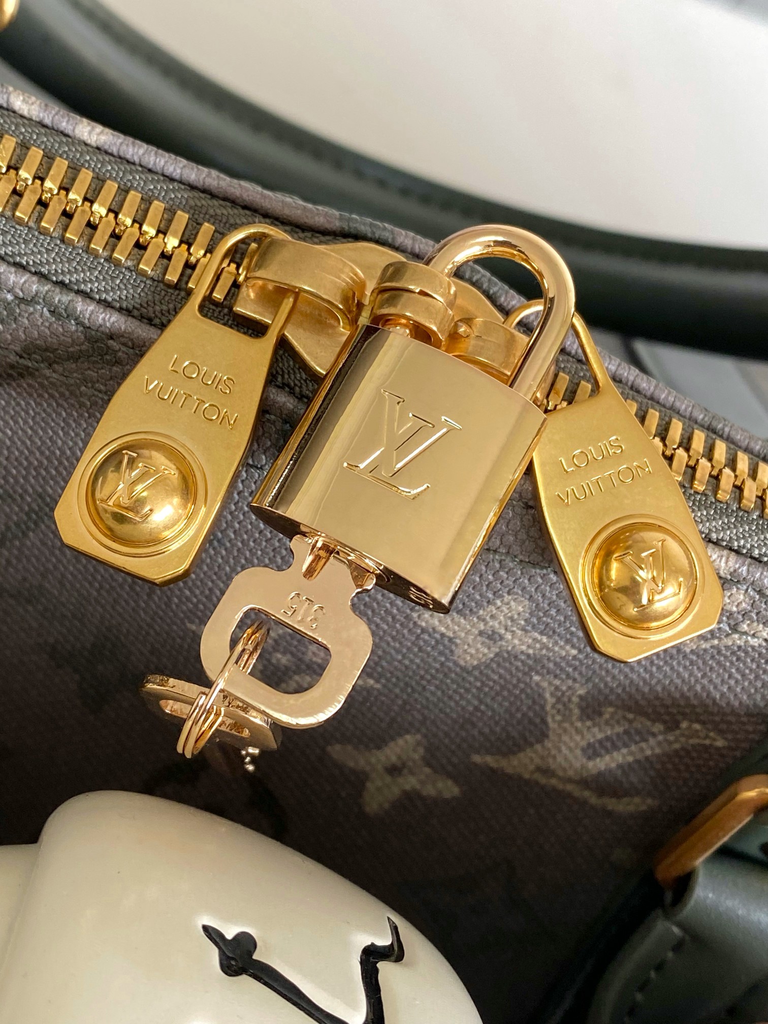 Louis Vuitton Keepall 50 Travel Bag in Monogram Canvas - Image 6