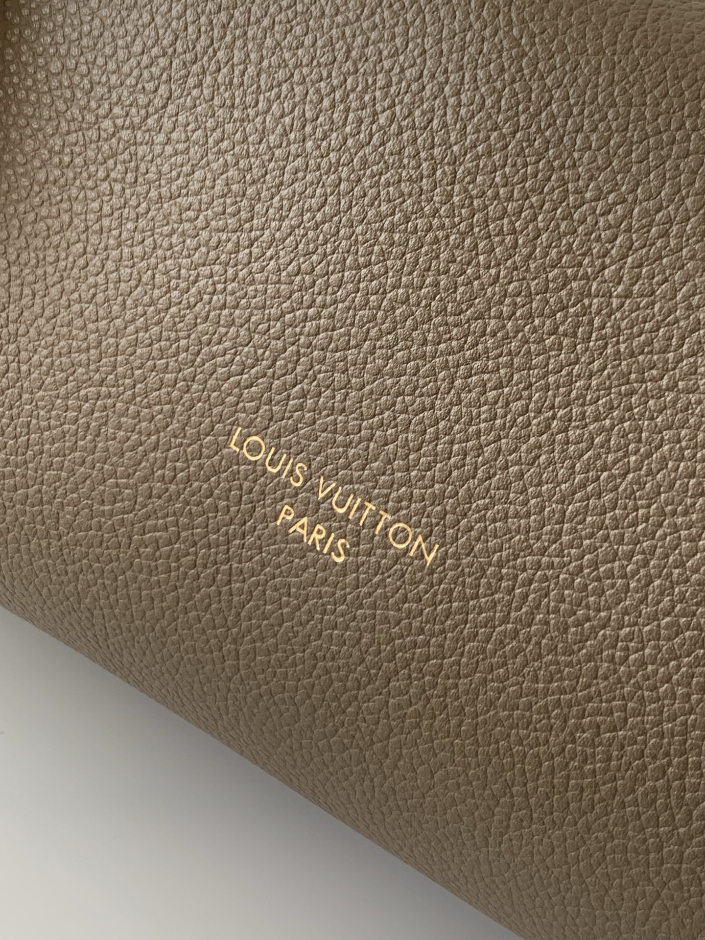 Louis Vuitton Express Small Handbag - Image 6