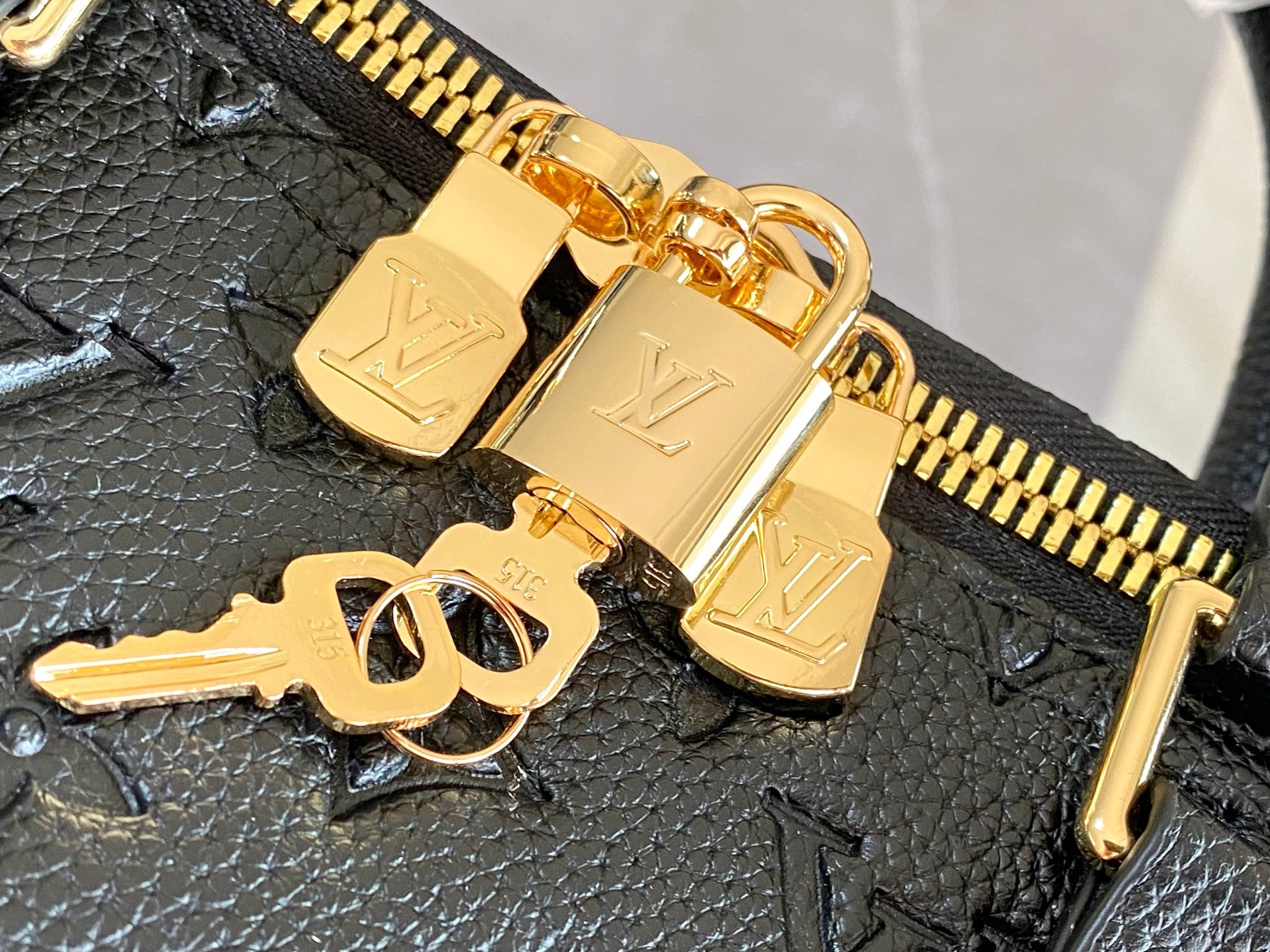 Louis Vuitton Keepall Bandoulière 45 Travel Bag - Image 6