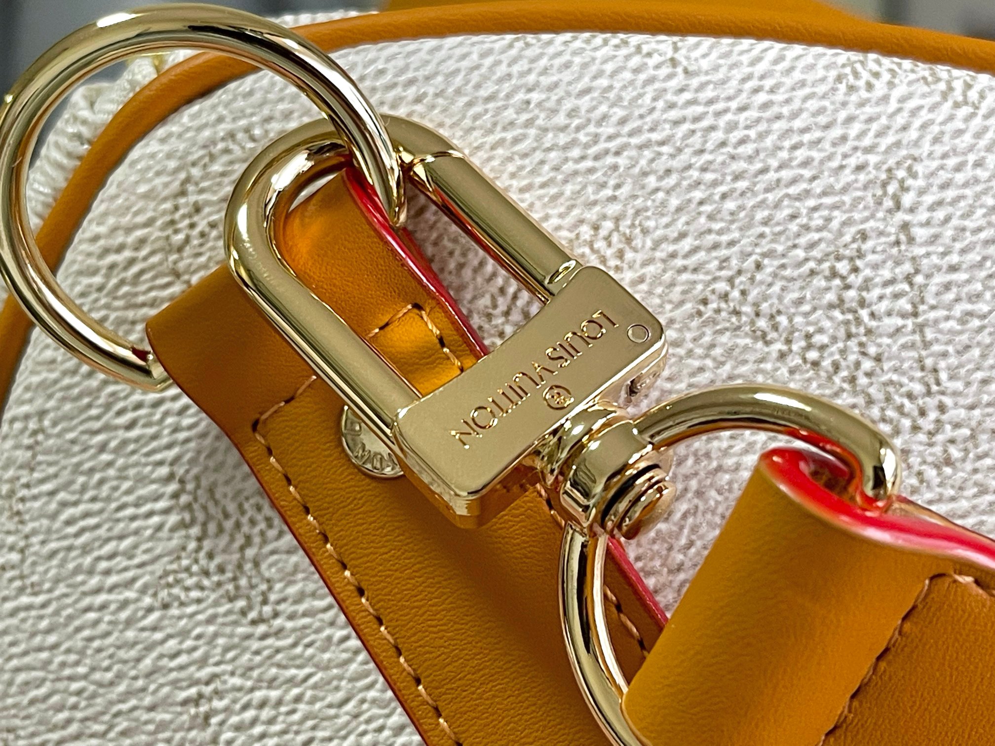 Louis Vuitton Keepall Bandoulière 45 Travel Bag in White Monogram Heritage - Image 6