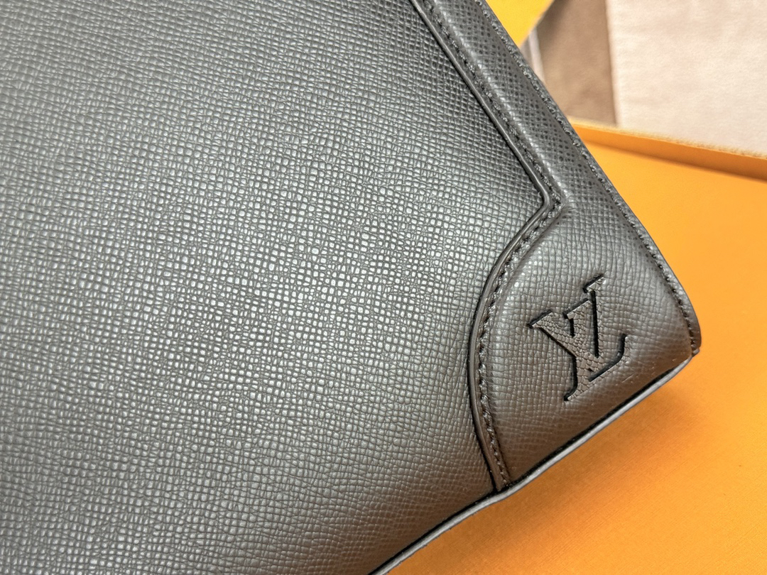 Louis Vuitton Slim Briefcase in Taiga Leather, Model M30810 - Image 6