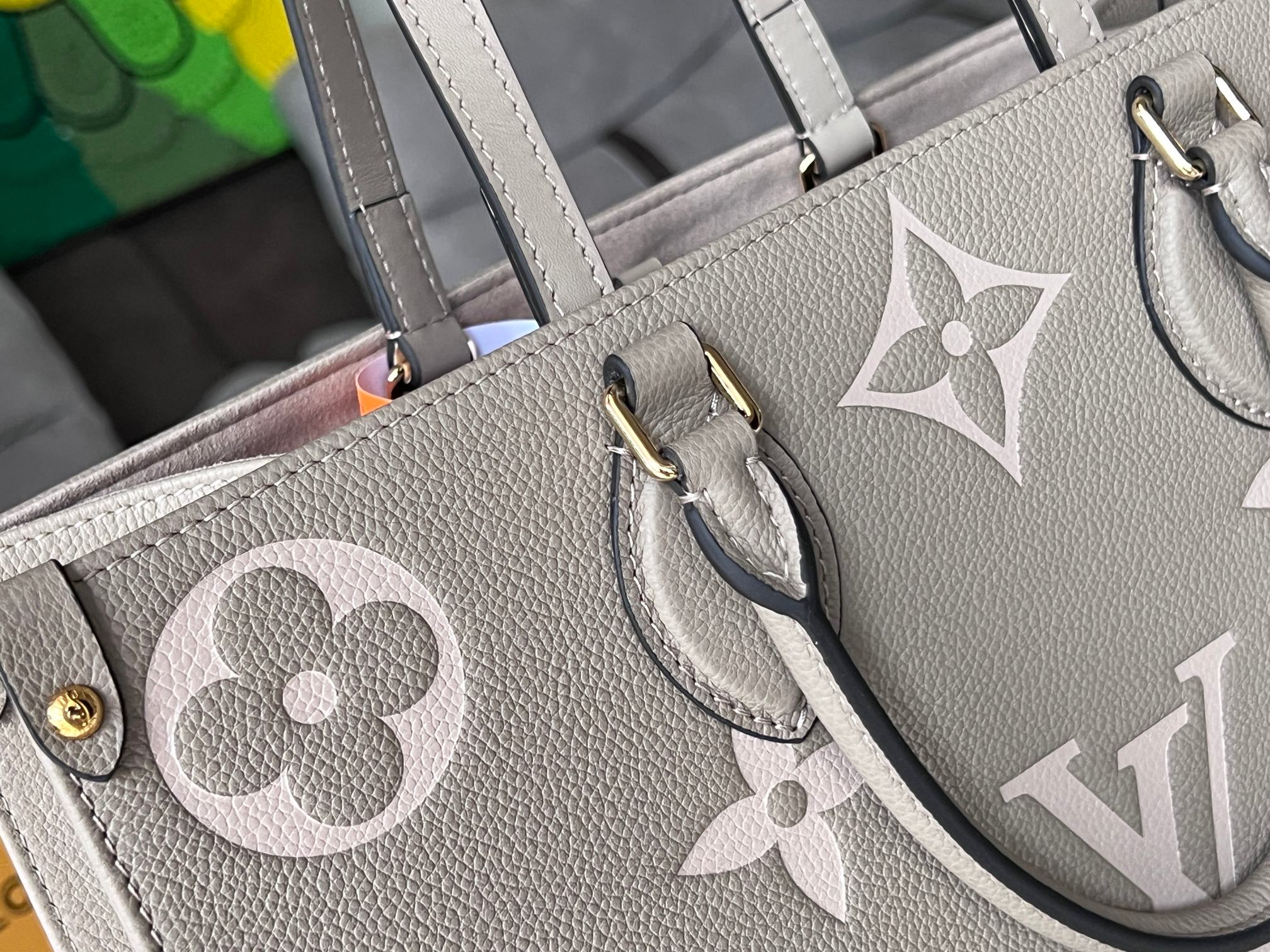 Louis Vuitton OnTheGo MM Monogram Calfskin Tote Bag - Image 6