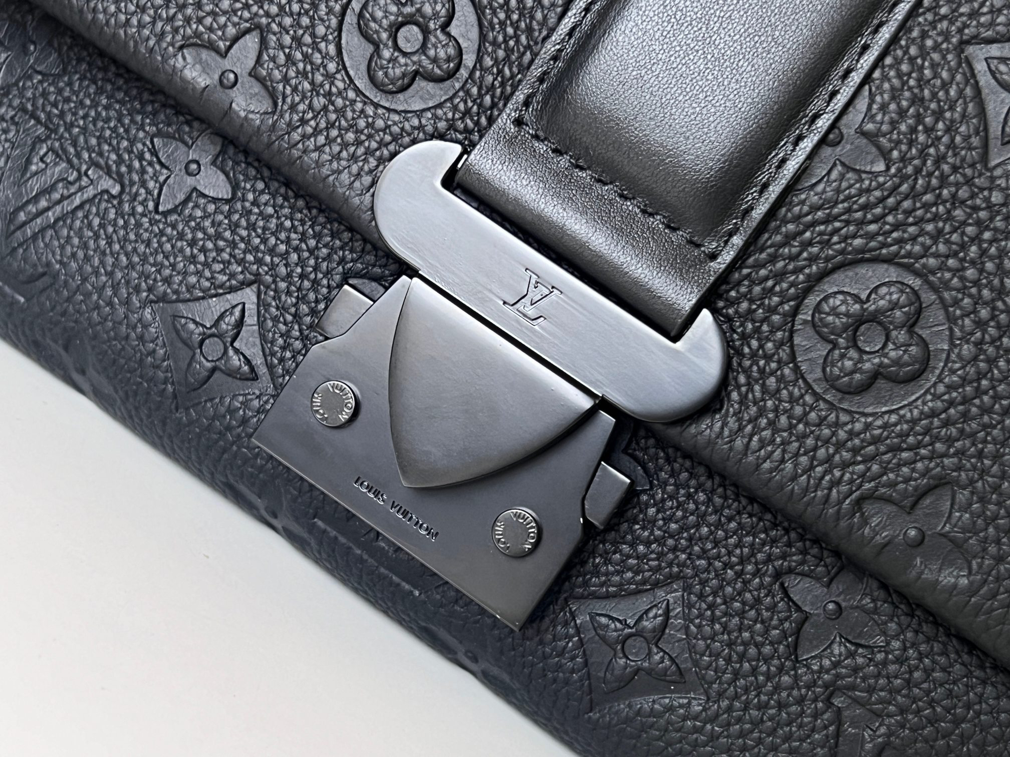Louis Vuitton S-Cape Messenger Bag M23741 - Image 6