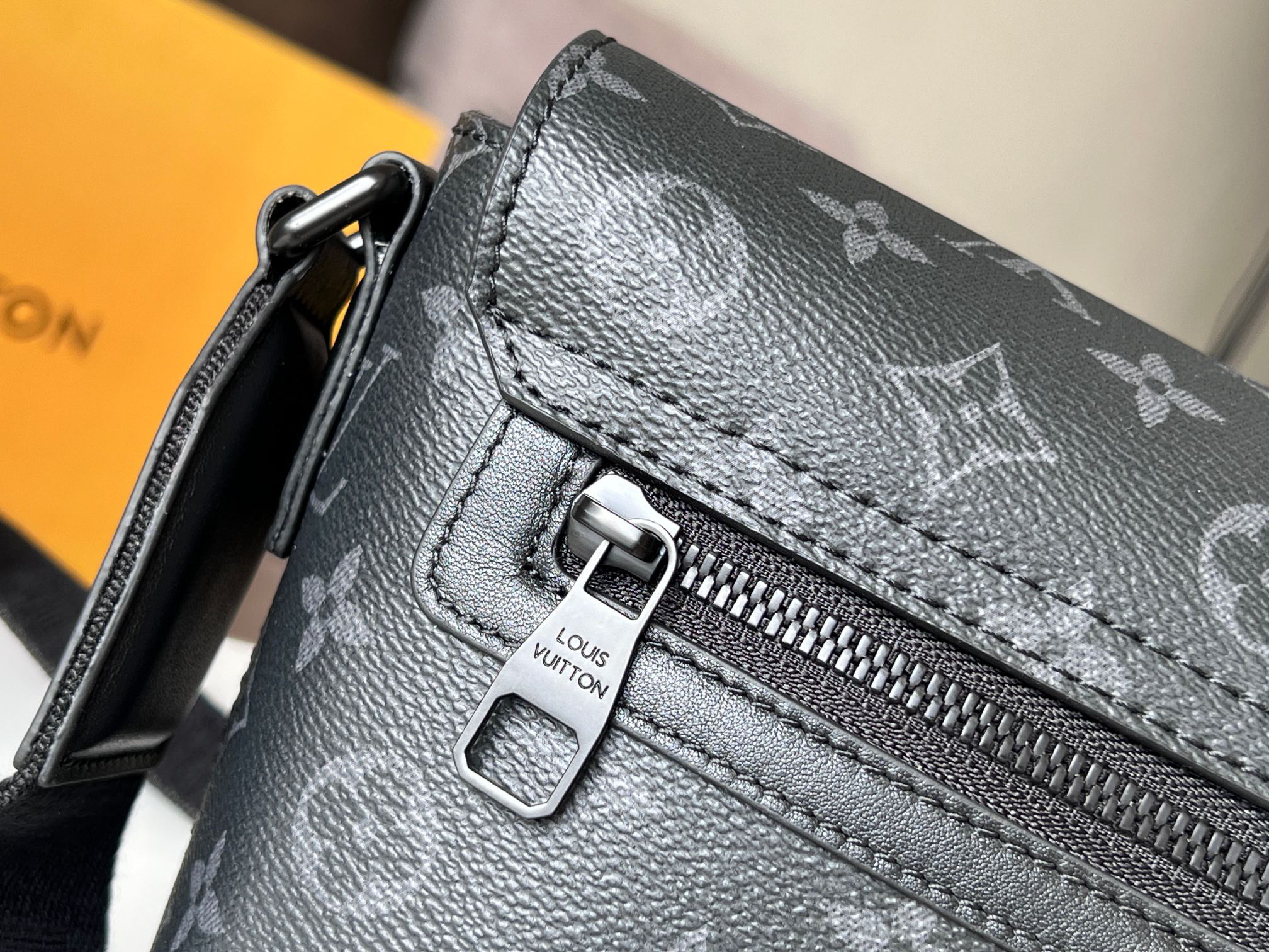 Louis Vuitton S-Cape Messenger Bag M46794 - Image 6