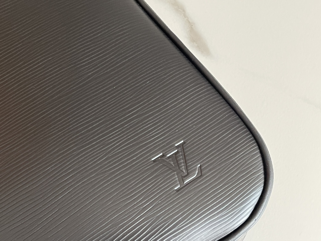 Louis Vuitton Dandy Medium Briefcase in Black Epi Leather - Image 6