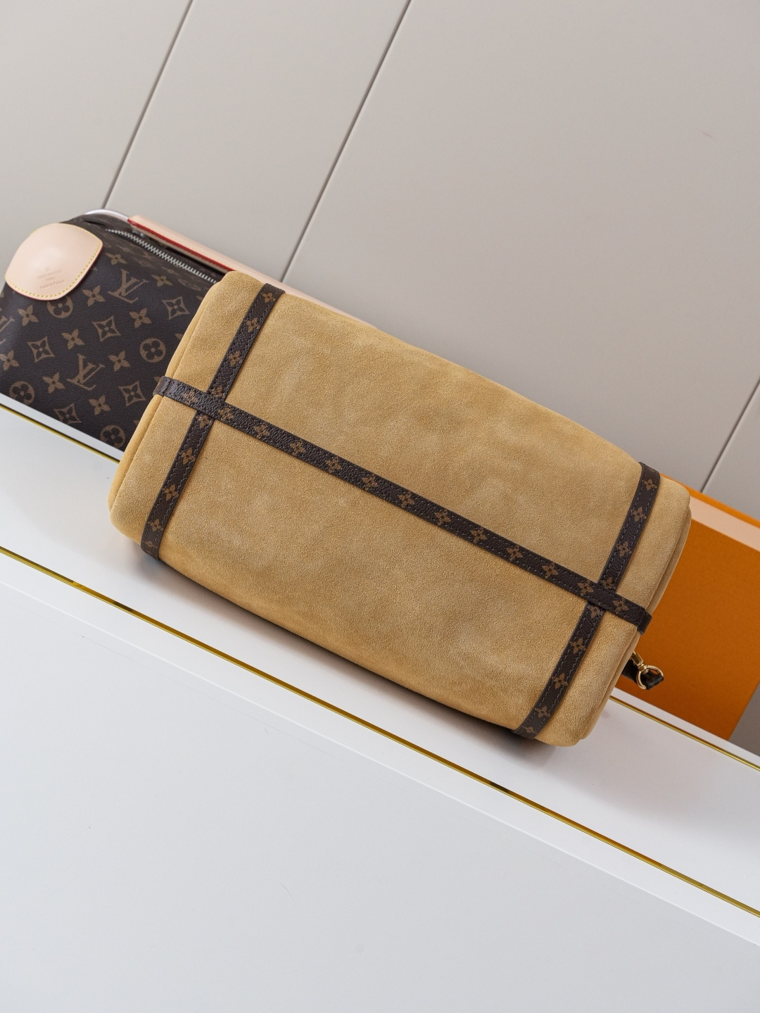 Louis Vuitton Express Medium Handbag - Image 6