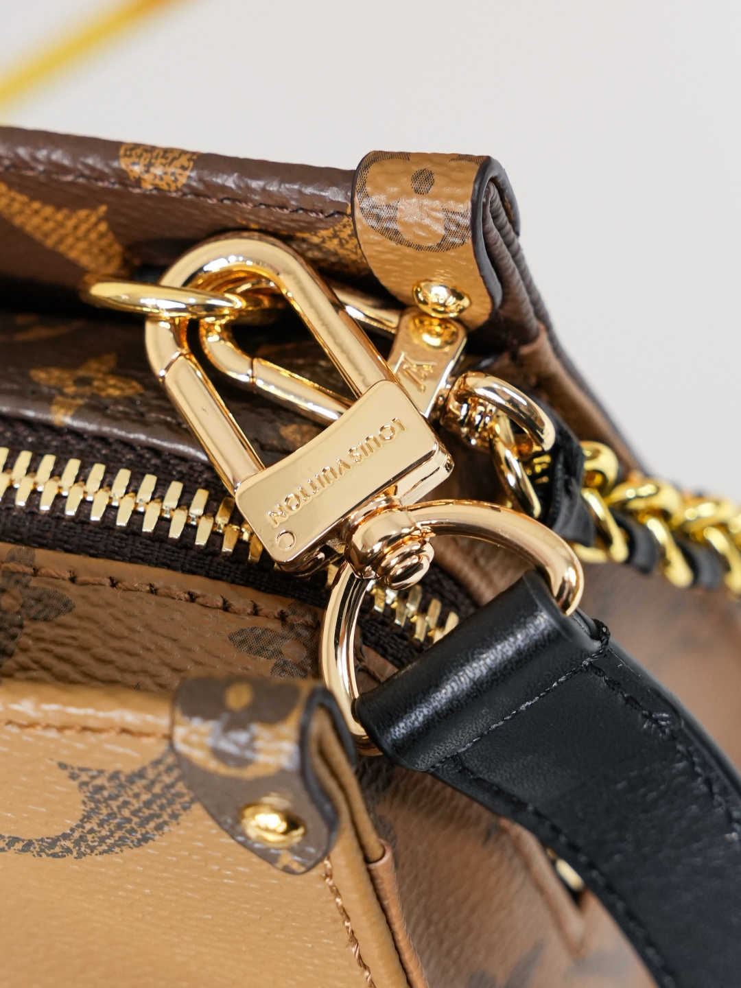 Louis Vuitton OnTheGo East West Bag in Giant Monogram Canvas - Image 6