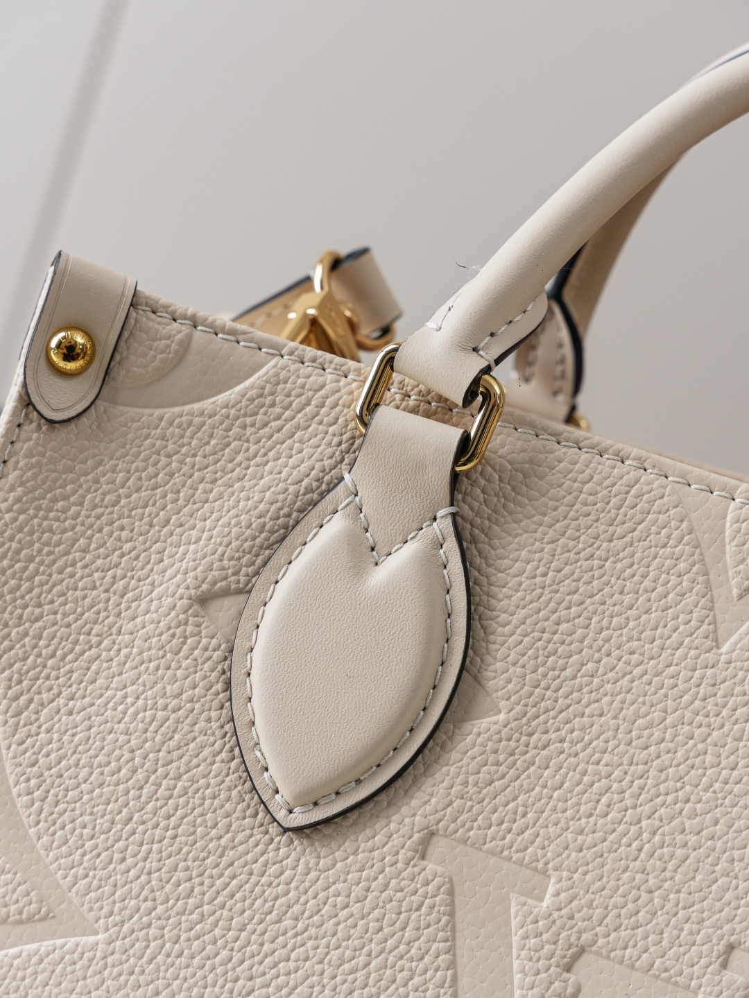 Louis Vuitton OnTheGo Small Handbag in Cream Monogram Empreinte Leather - Image 6