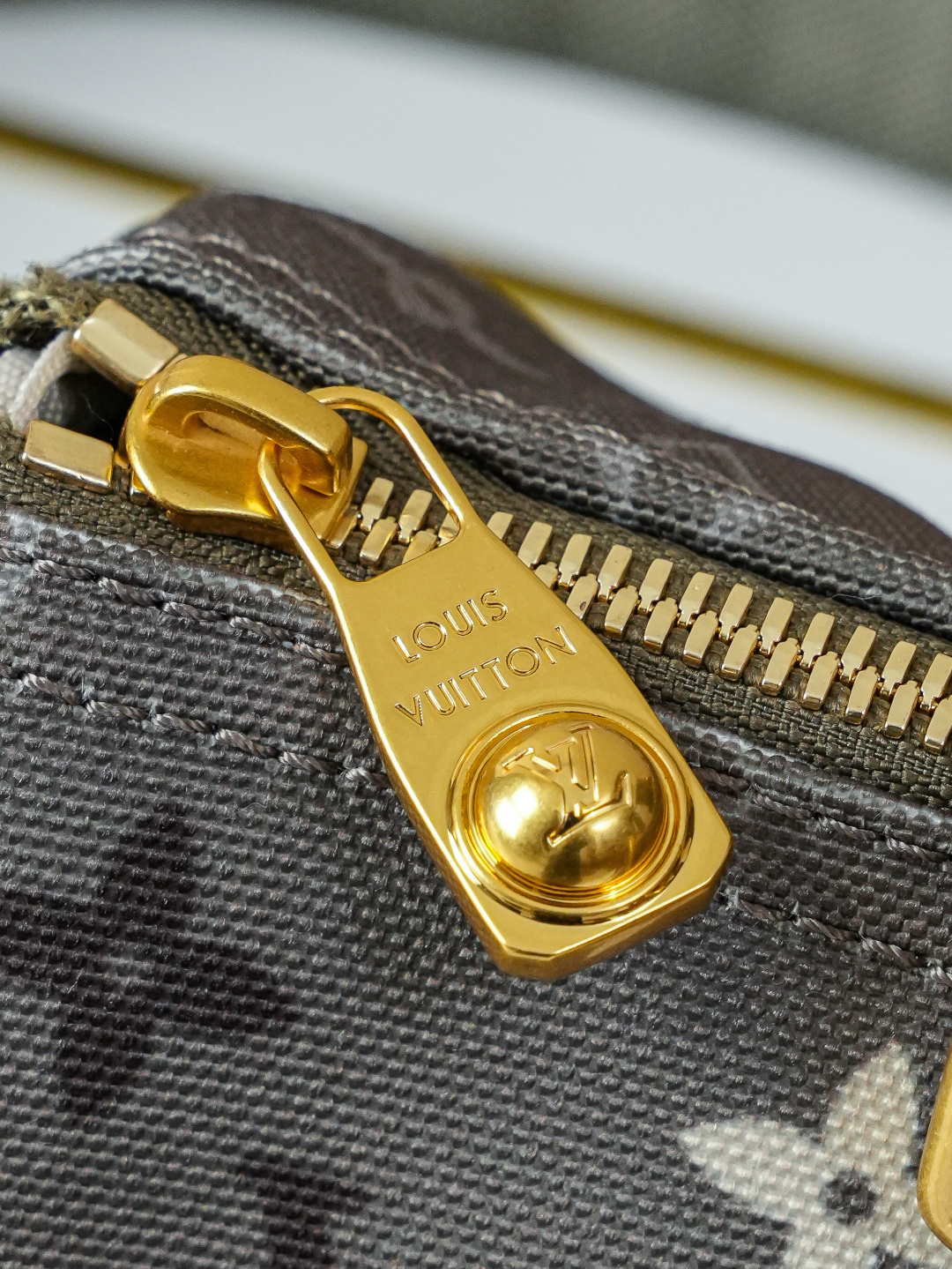 Louis Vuitton Keepall Bandoulière 25 Travel Bag in Monogram Surplus - Image 6