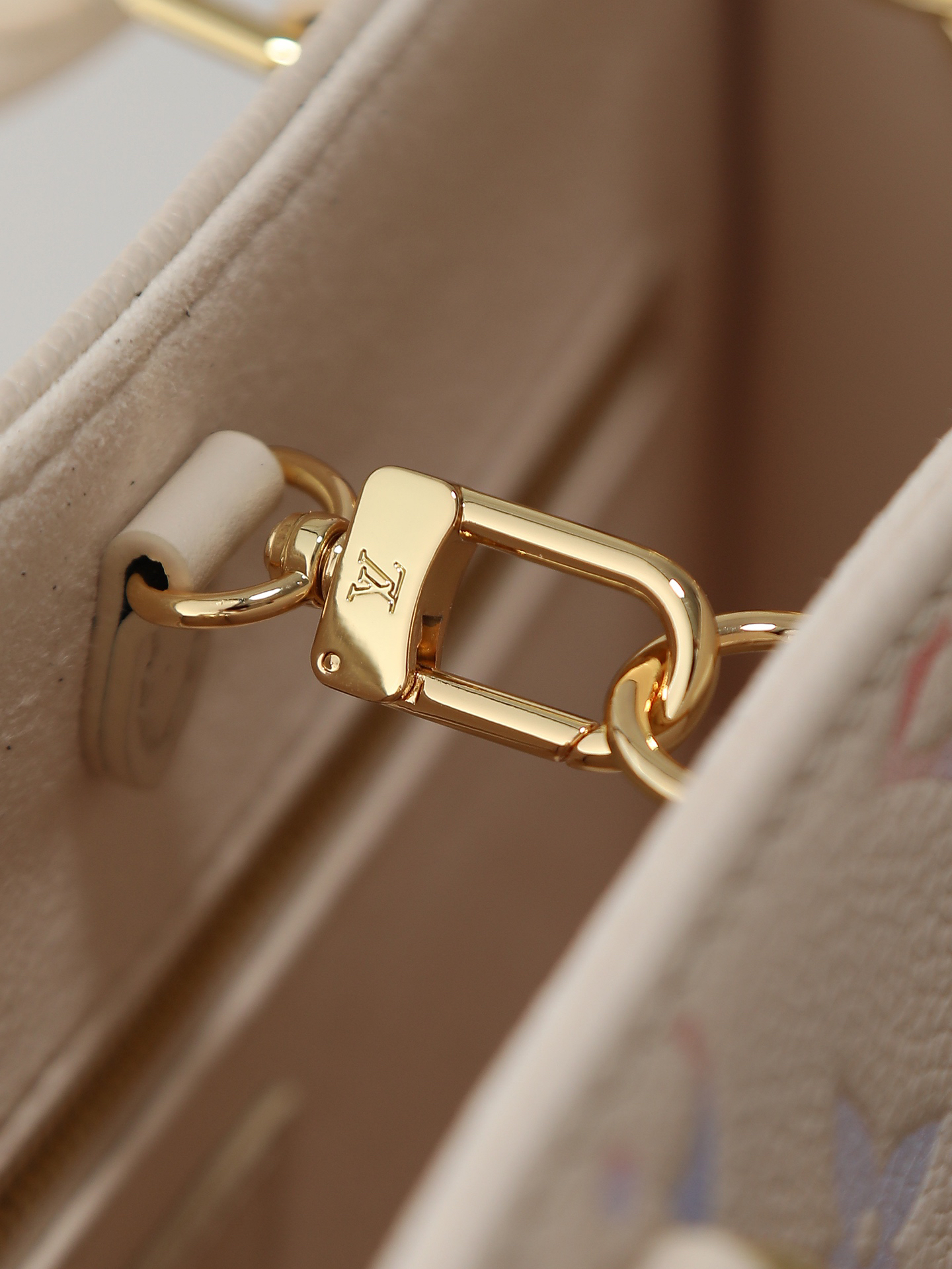 Louis Vuitton OnTheGo Small Handbag in Cream Gradient Monogram Empreinte Leather - Image 6