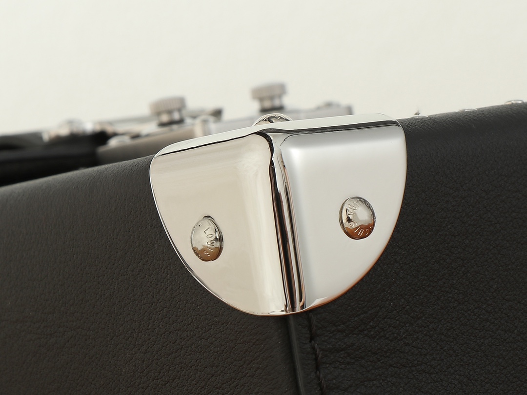 Louis Vuitton LV Vibe Camera Box Handbag - Image 6