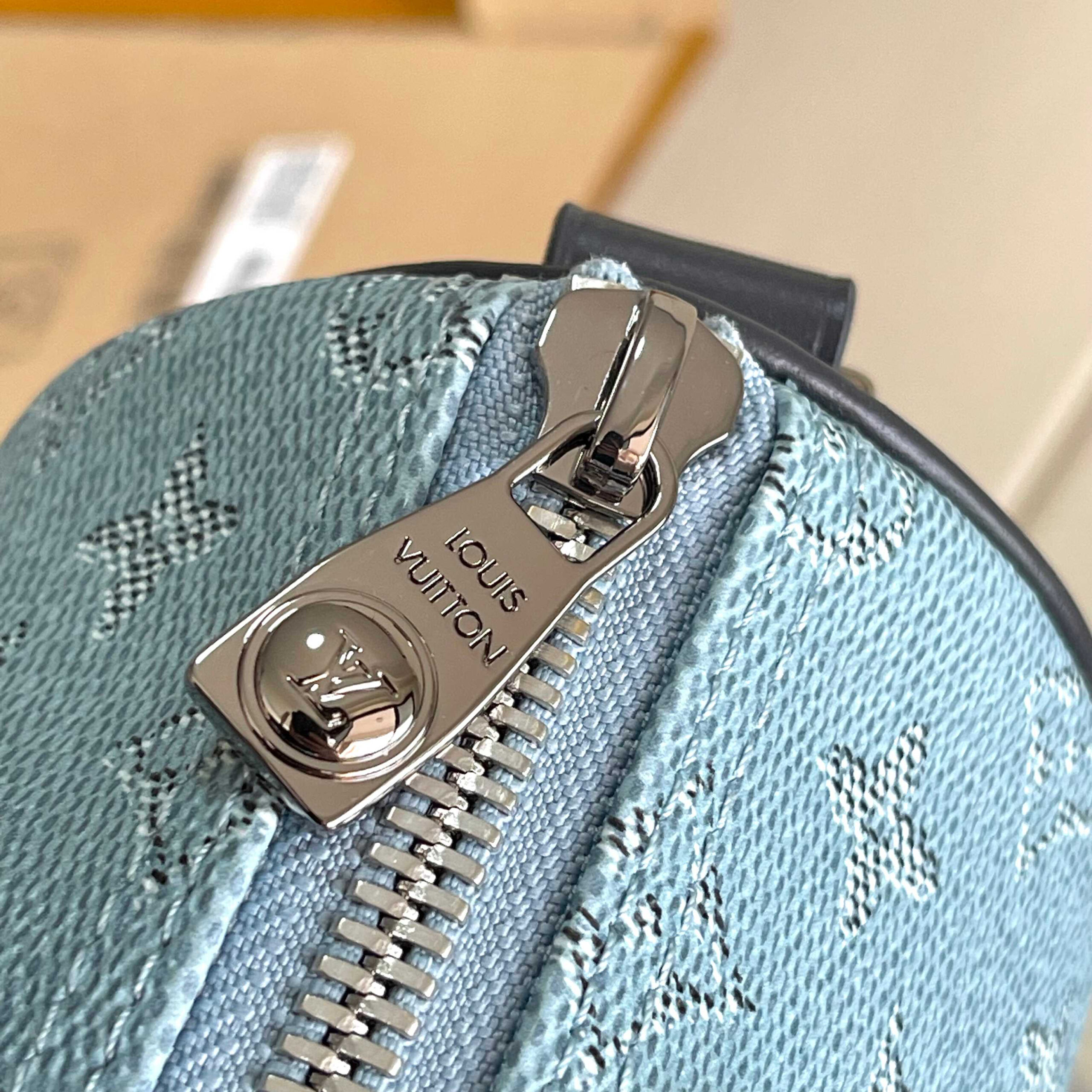 Louis Vuitton Keepall Bandoulière 25 Travel Bag in Monogram Surfin Canvas - Image 6
