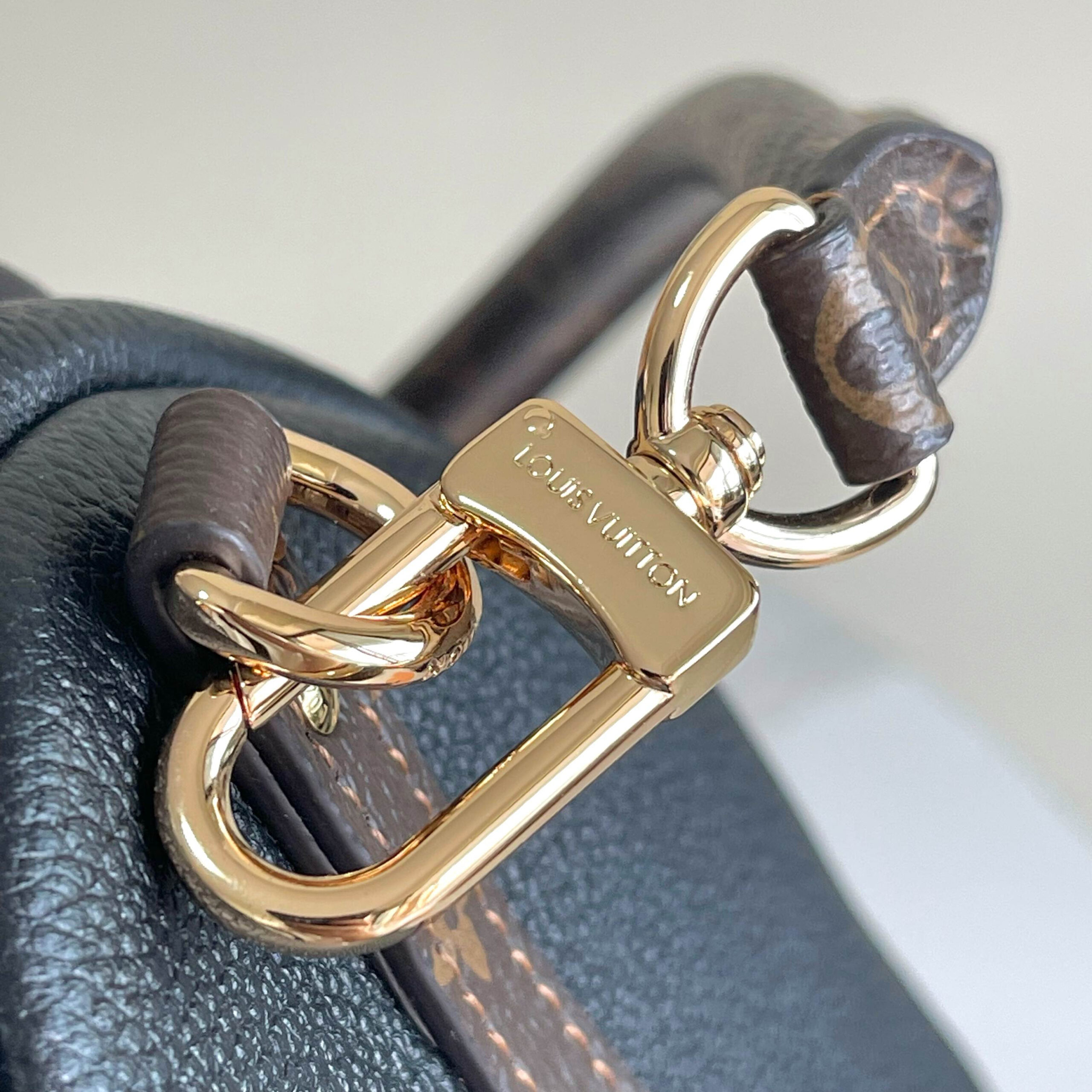 Louis Vuitton Express Small Handbag - Image 6