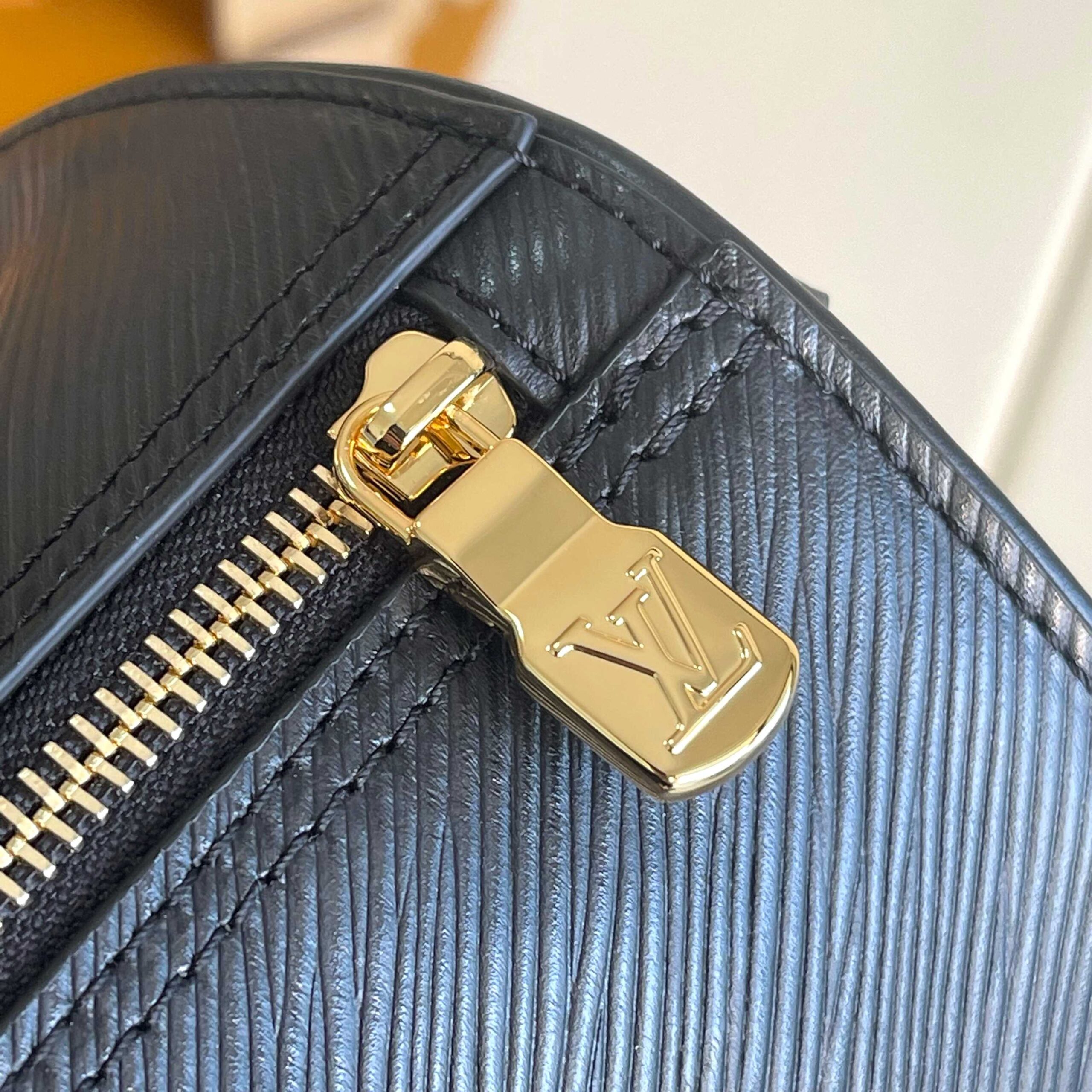 Louis Vuitton Speedy Soft 30 Epi Leather Bag - Image 6