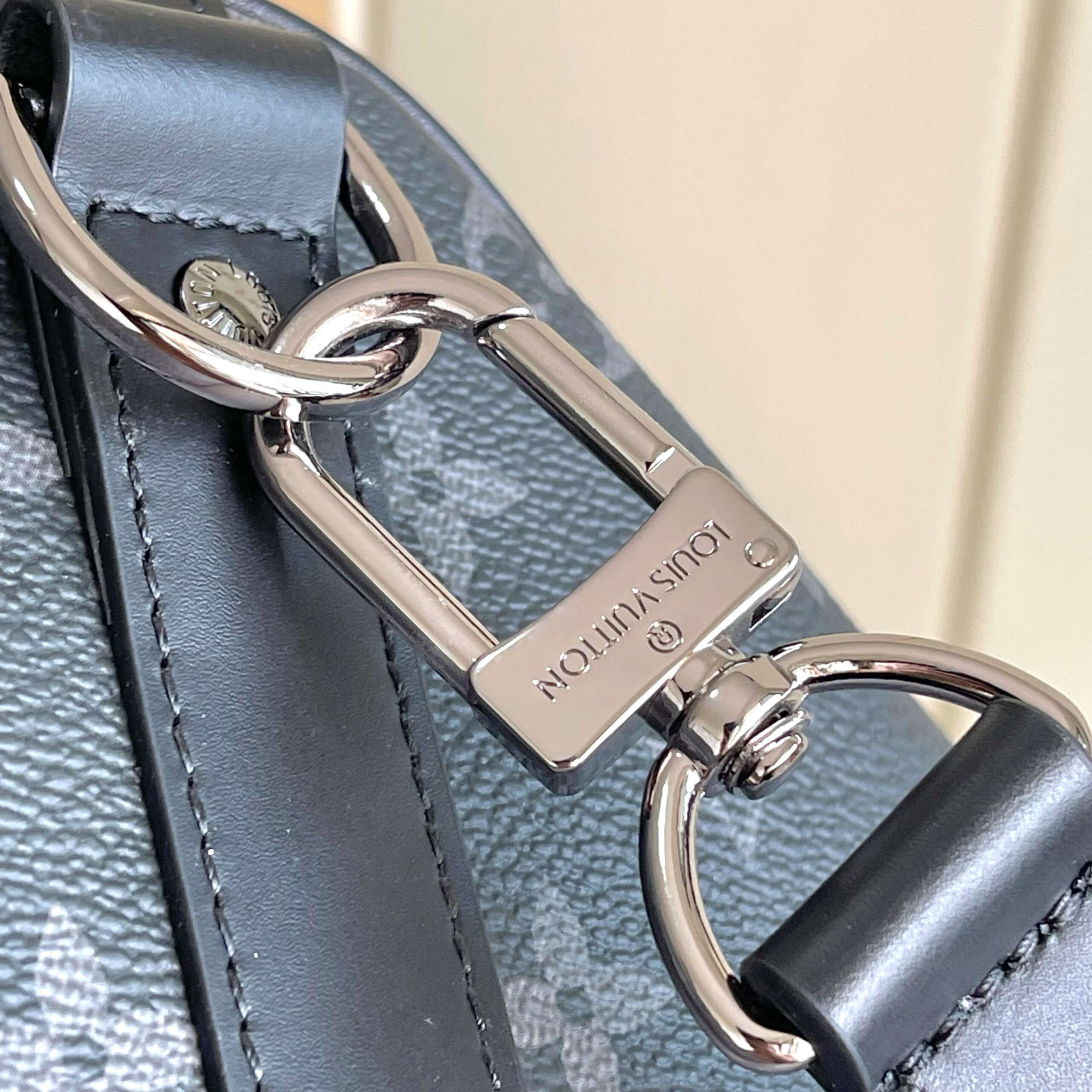 Louis Vuitton Keepall Bandoulière 50 Travel Bag in Monogram Eclipse Canvas - Image 6