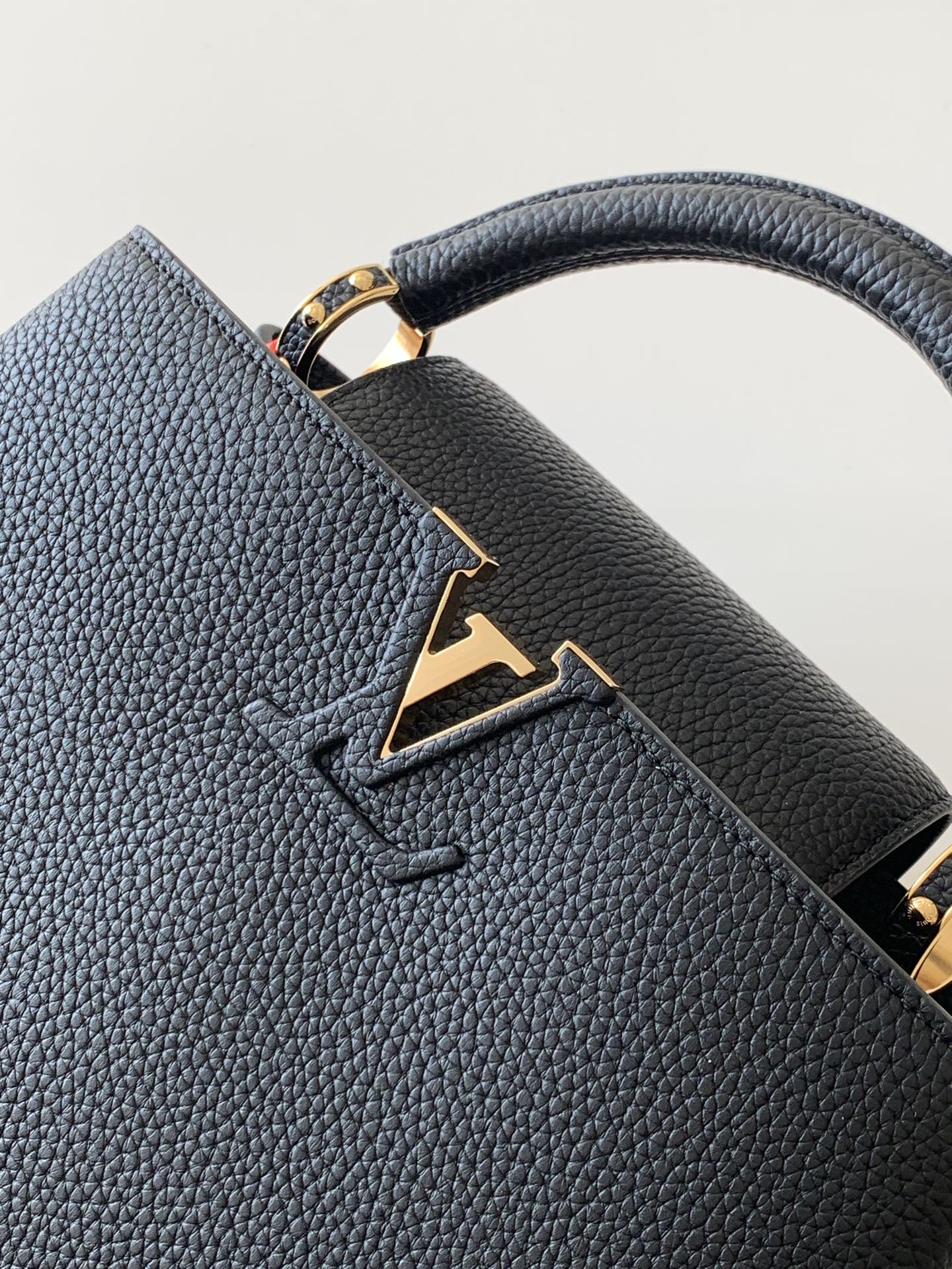 Louis Vuitton Capucines Medium Handbag - Image 6