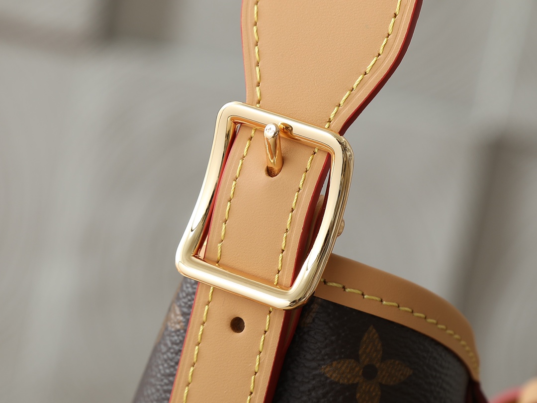 Louis Vuitton CarryAll Small Handbag in Monogram Canvas - Image 6
