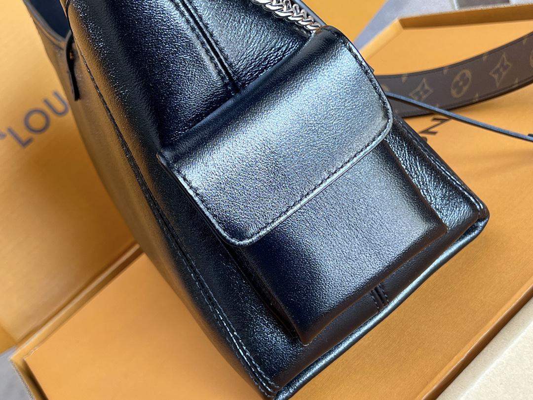 Louis Vuitton CarryAll Cargo Small Leather Shoulder Bag M24861 - Image 6