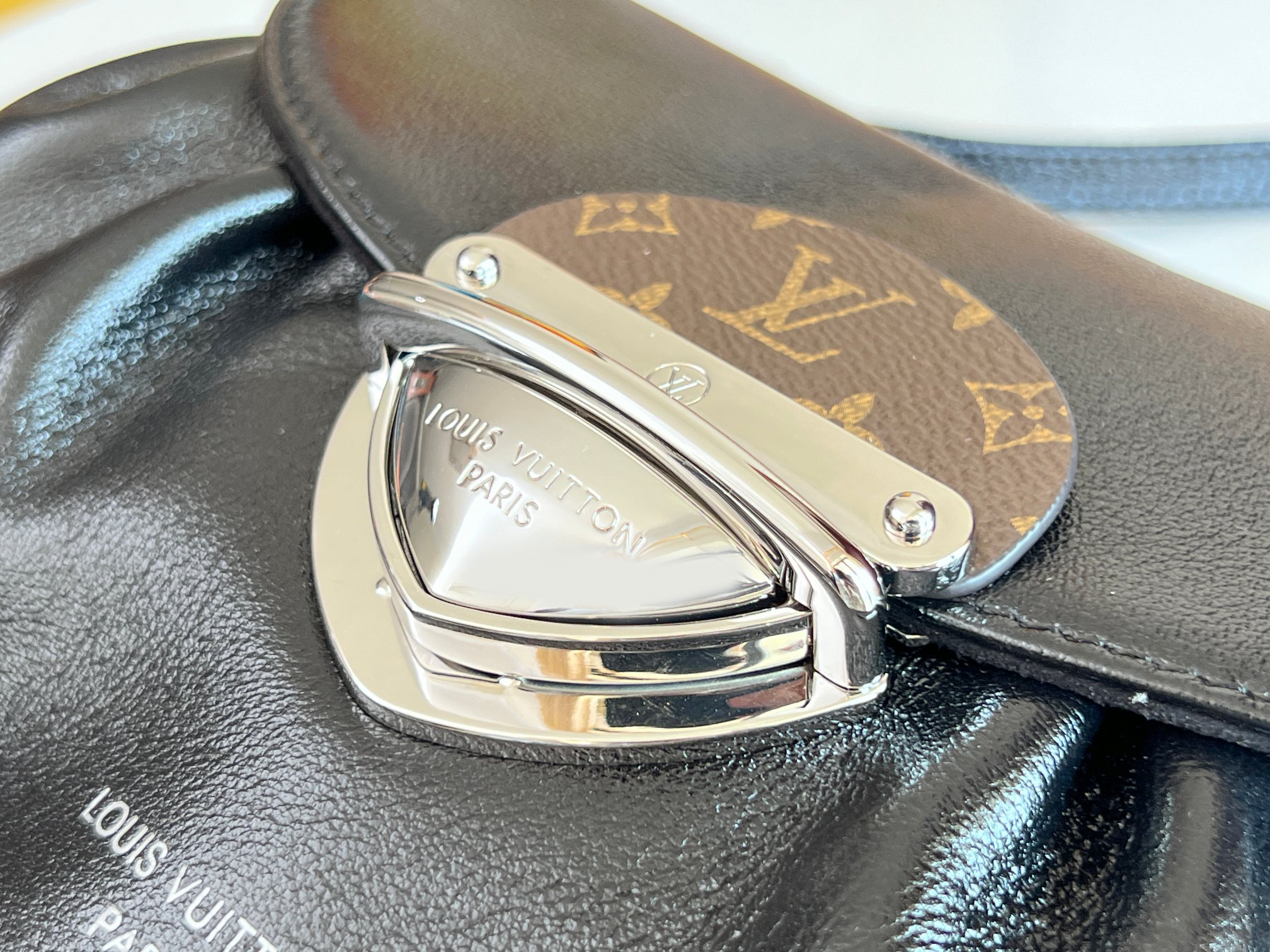 Louis Vuitton Sunset Vibe Handbag M12192 - Image 6