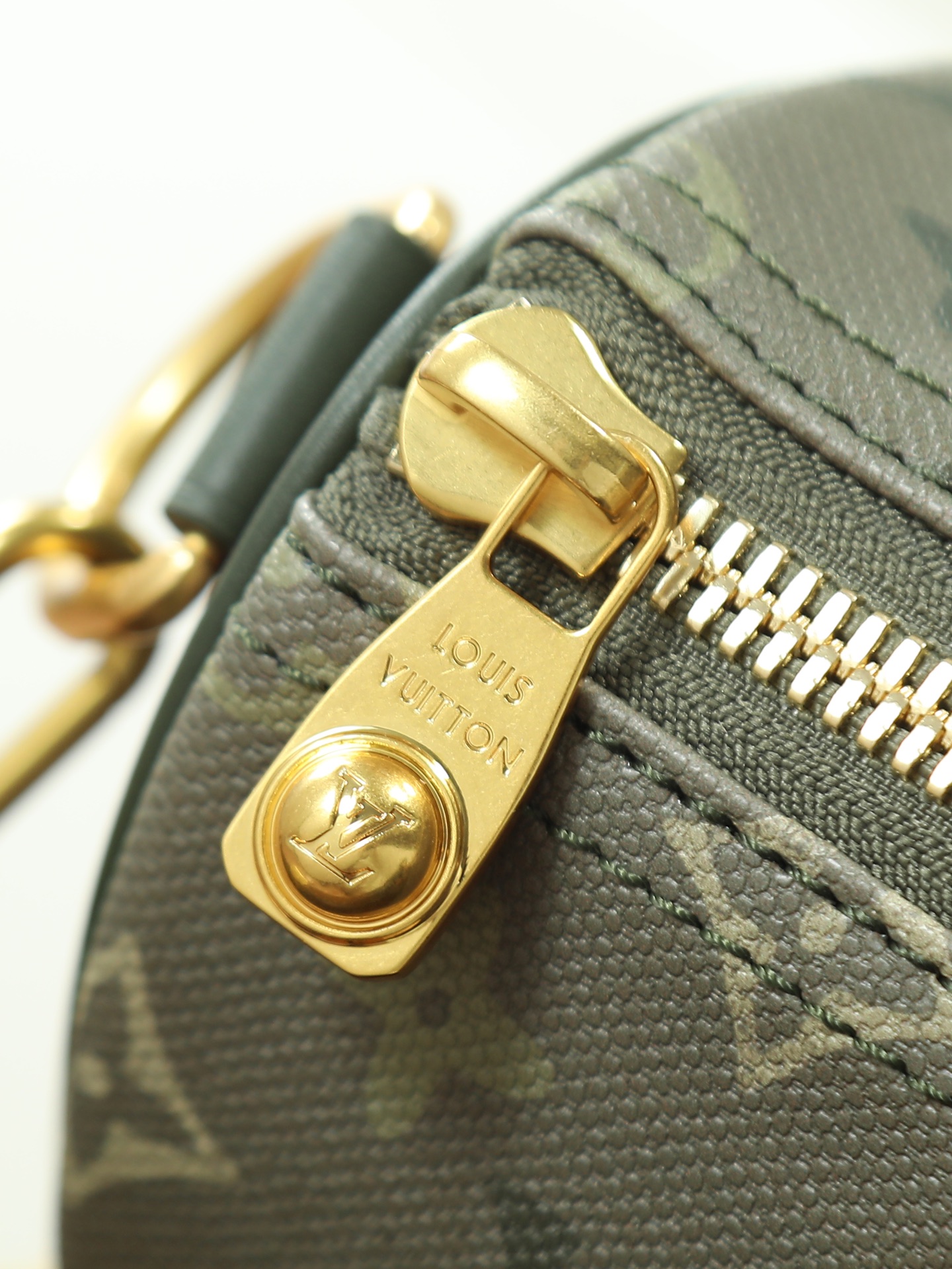 Louis Vuitton Keepall Bandouliere 25 Travel Bag in Monogram Surplus - Image 6