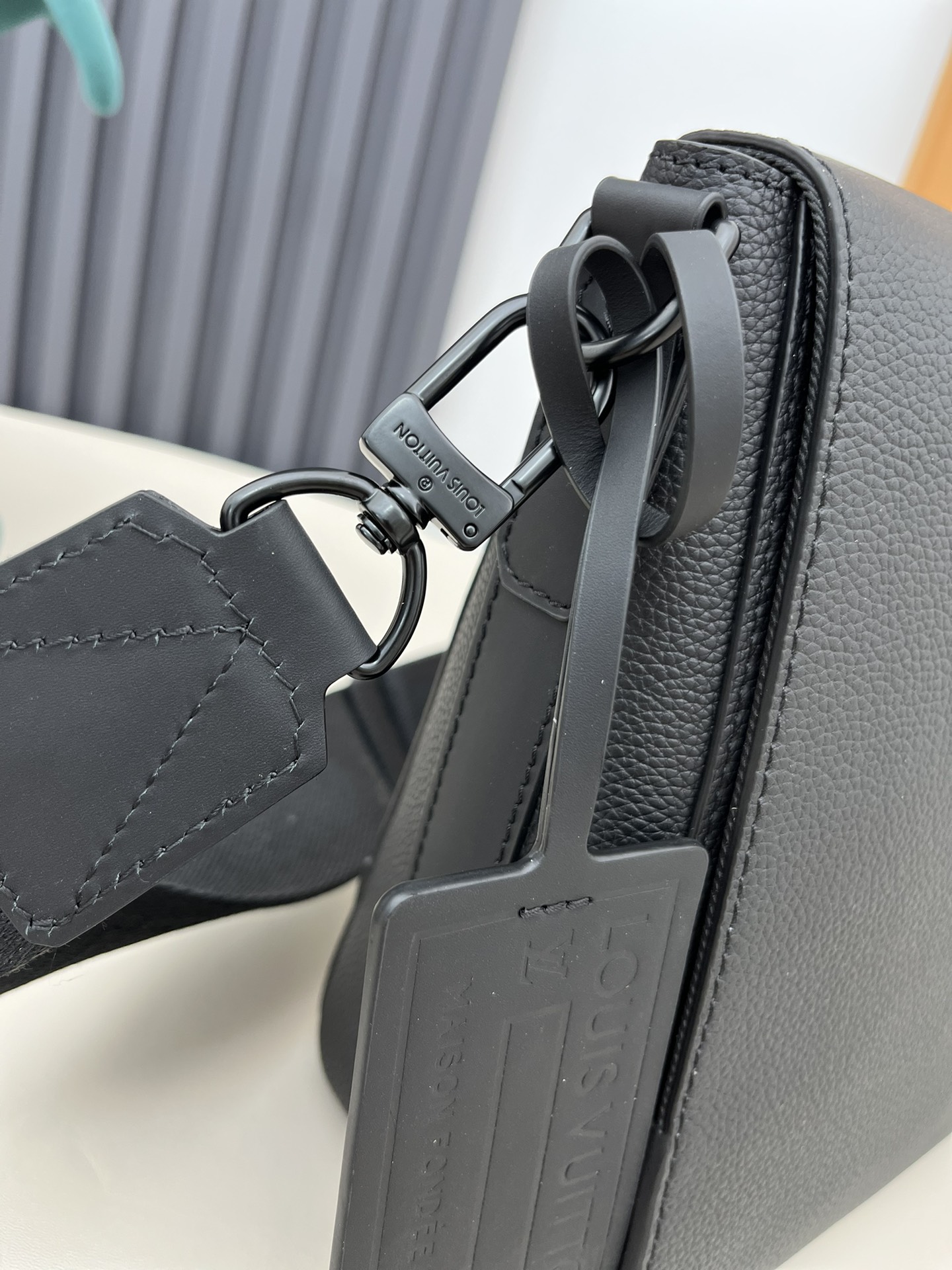 Louis Vuitton Aerogram Messenger Bag M21363 / M57080 - Image 6