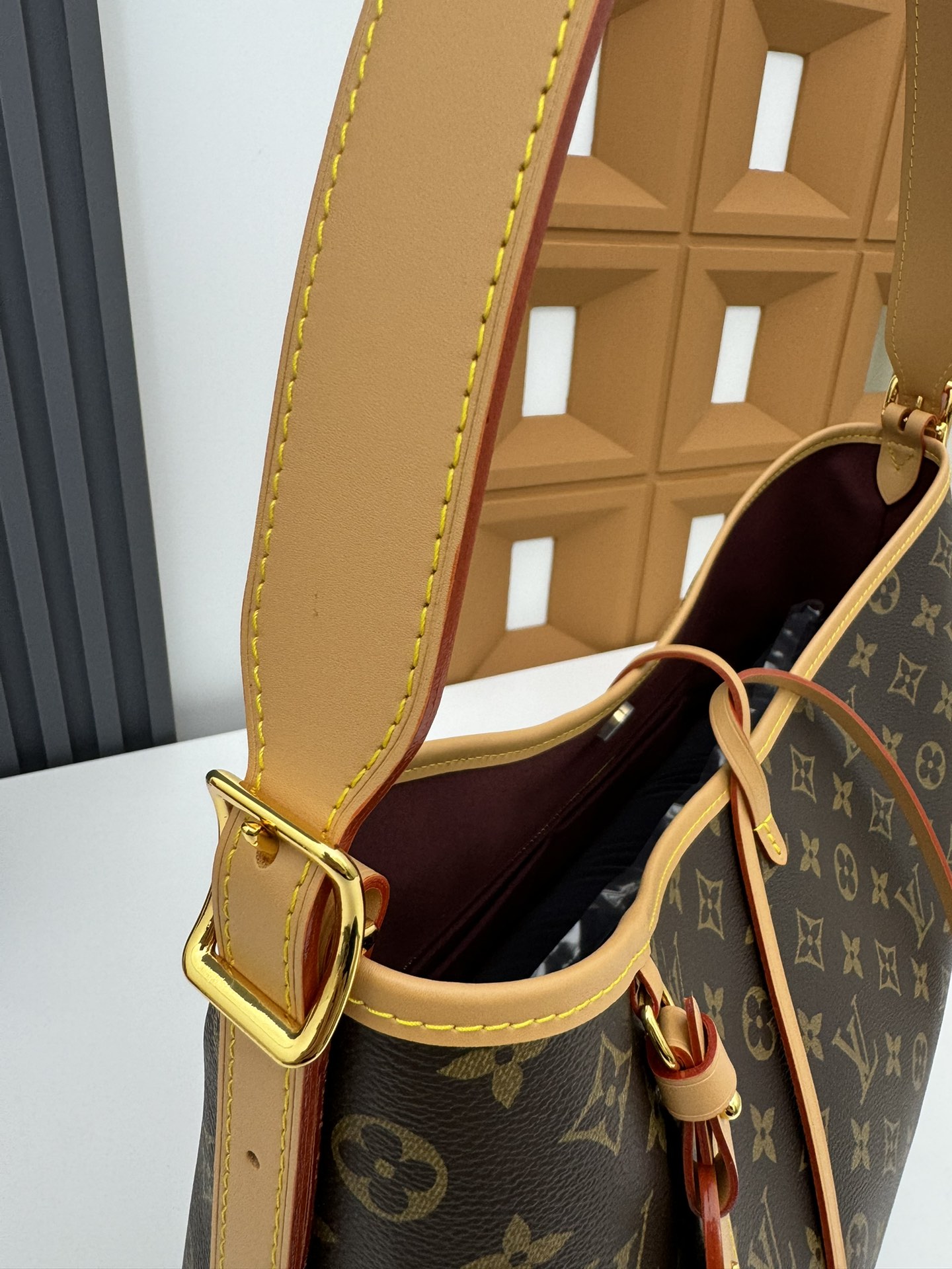 Louis Vuitton CarryAll Medium Handbag M46197 - Image 6