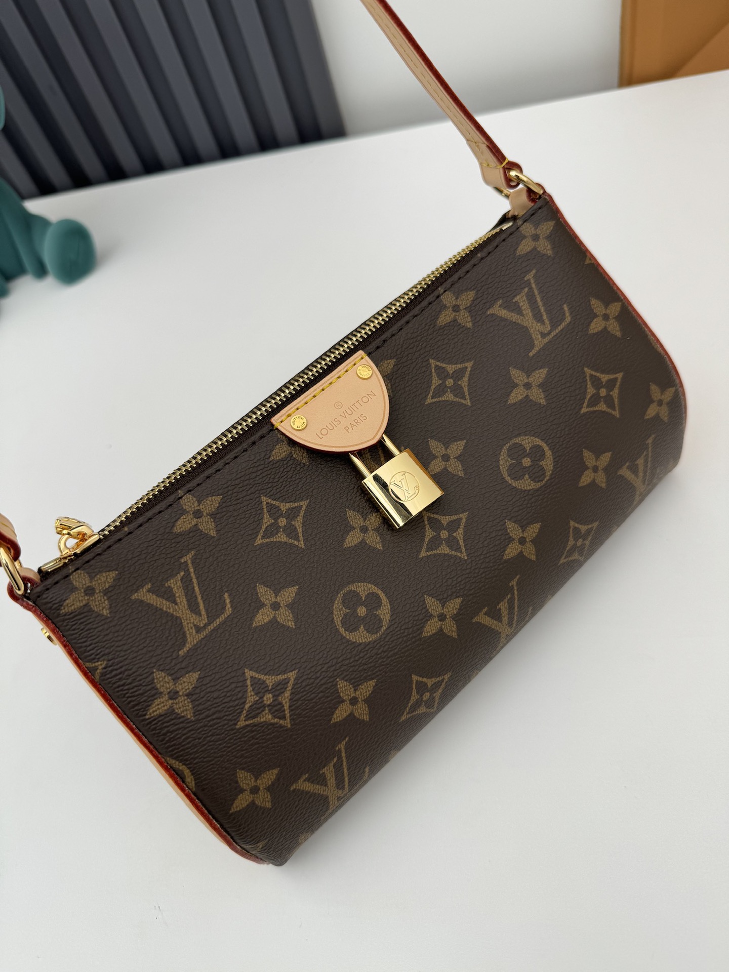 Louis Vuitton Pochette Tirette M47123 Monogram Canvas Shoulder Bag - Image 6