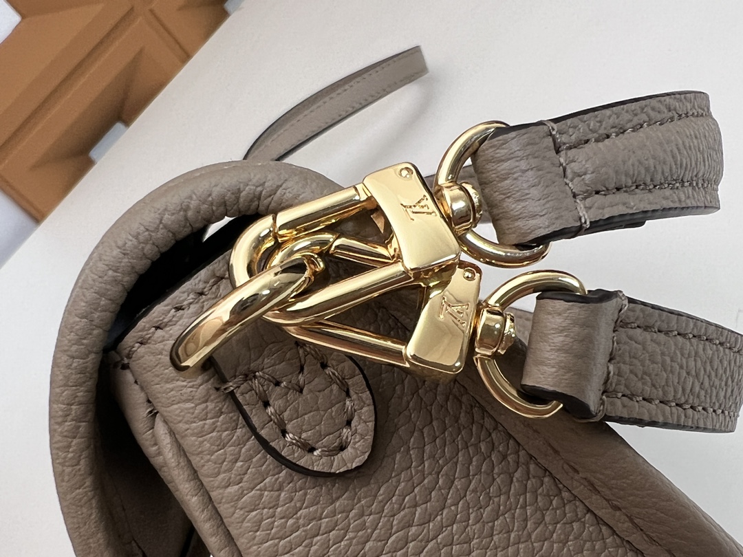 Louis Vuitton Nano Diane Handbag - Image 6