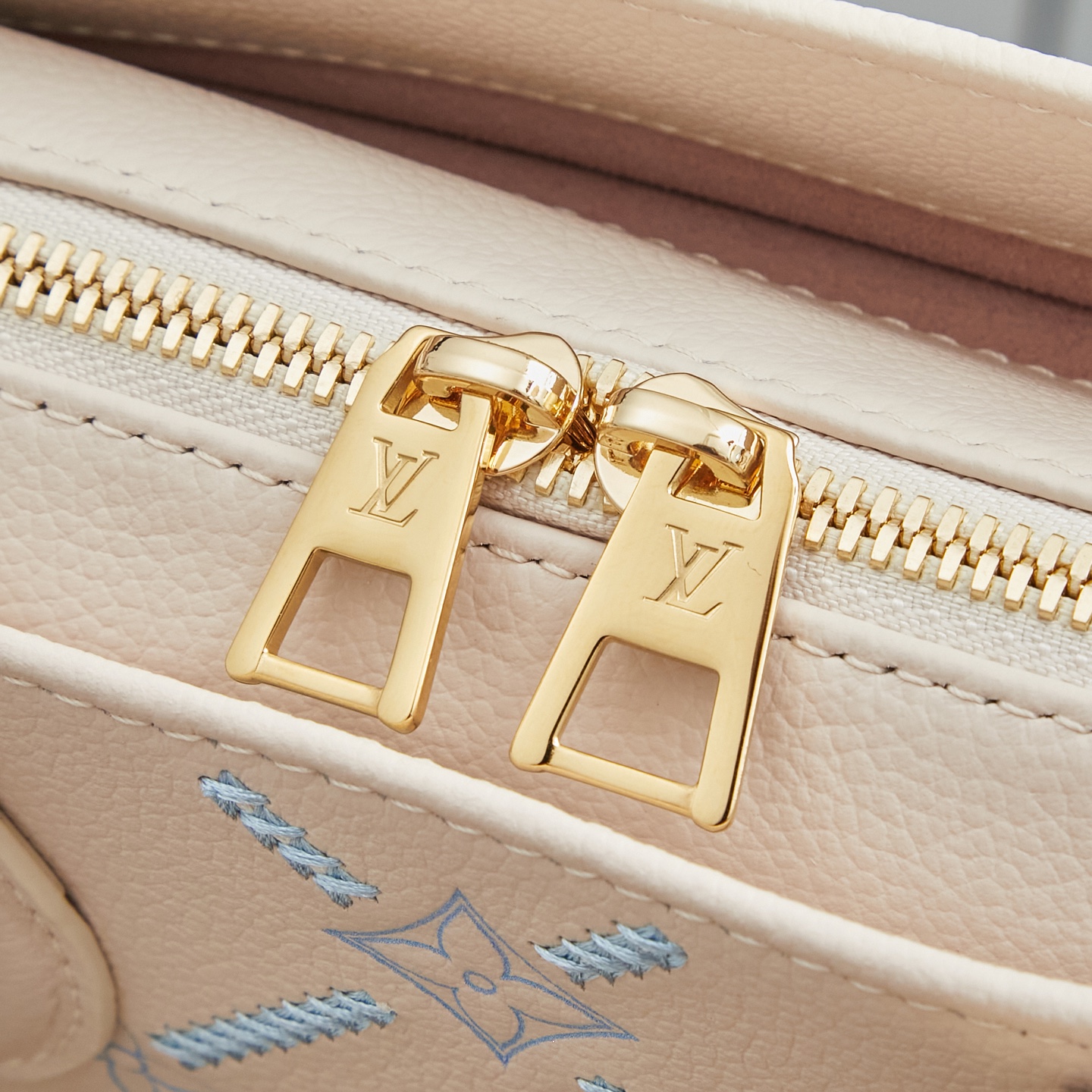 Louis Vuitton OnTheGo East West Handbag in White Embroidered Monogram Empreinte Leather - Image 6