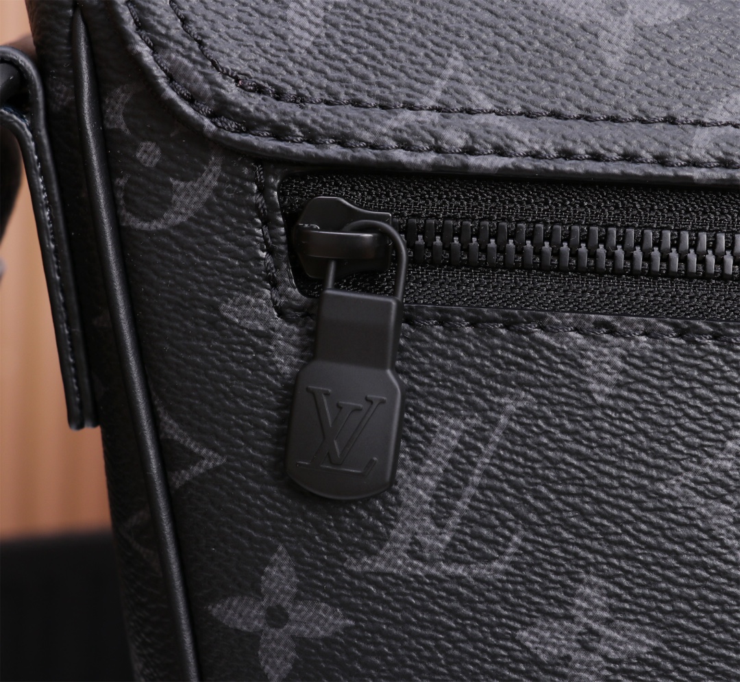 Louis Vuitton M46685 Montsouris Messenger Bag - Image 6
