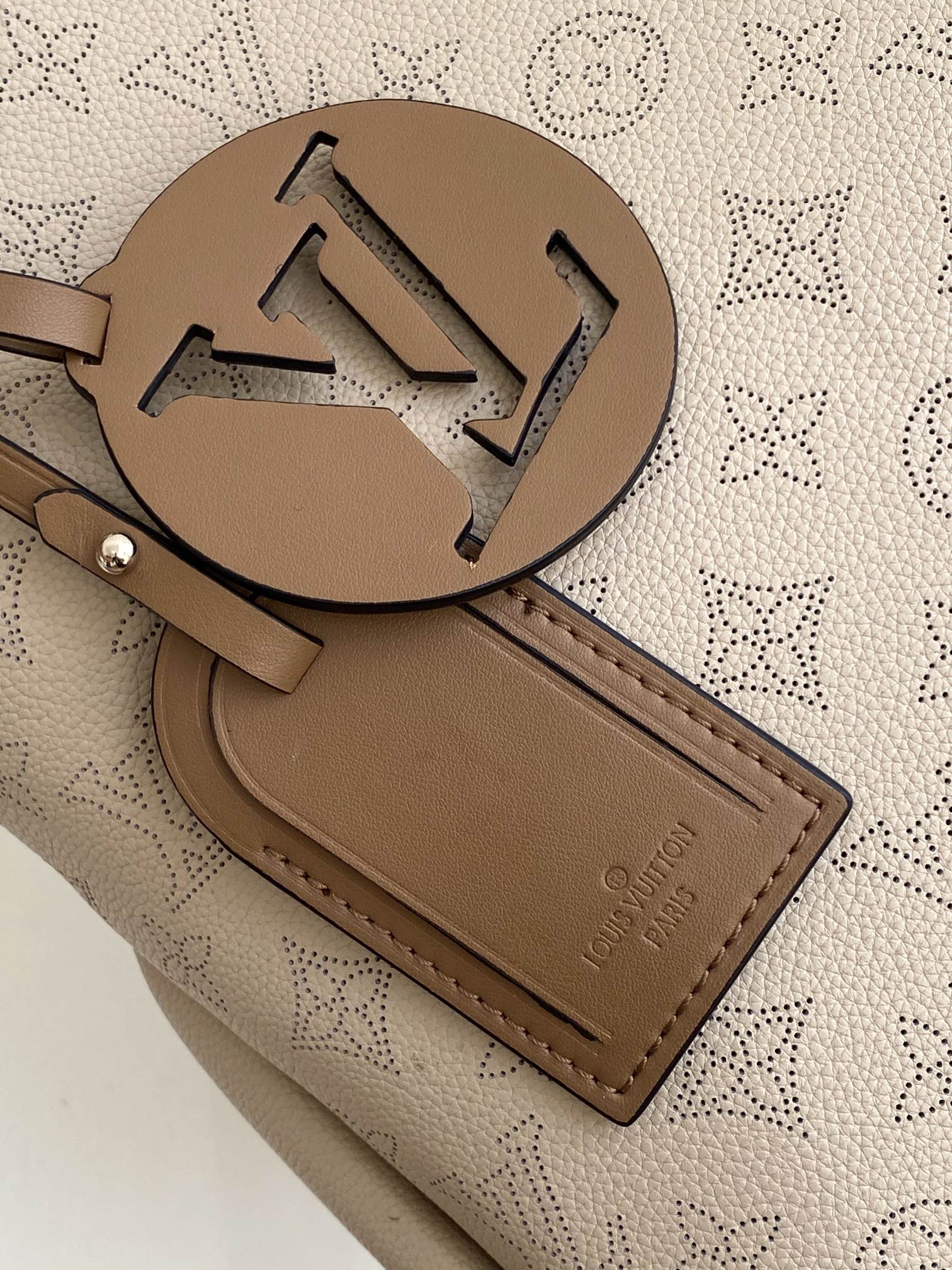 Louis Vuitton Beaubourg Hobo MM - Image 6
