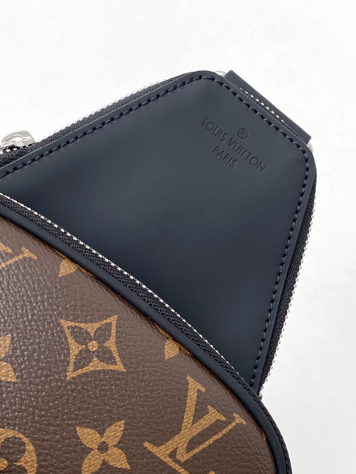 Louis Vuitton Avenue Shoulder Bag in Damier Graphite Canvas - Image 6