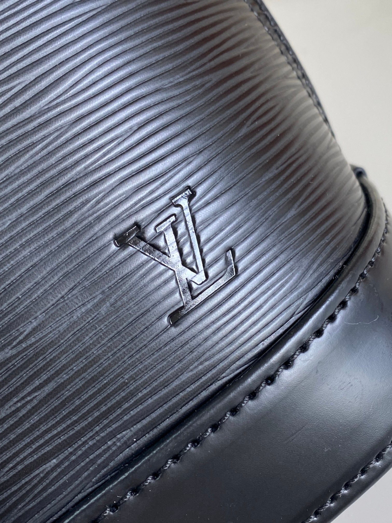 Louis Vuitton Alma BB Epi Leather Handbag - Image 6
