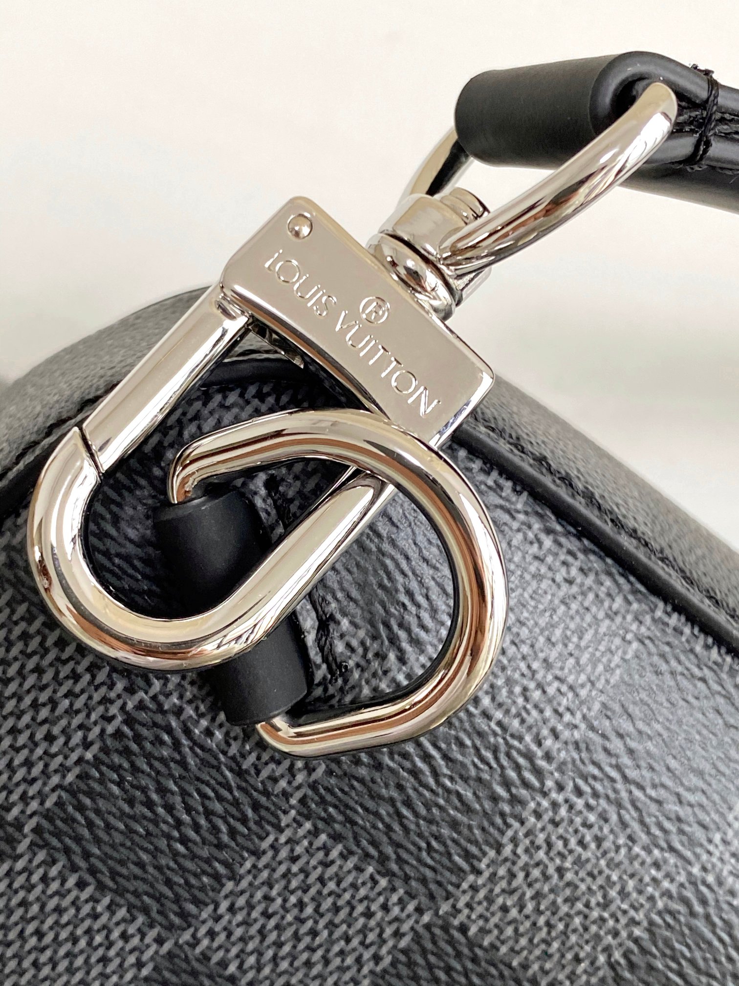 Louis Vuitton Avenue Shoulder Bag in Damier Graphite Canvas - Image 6