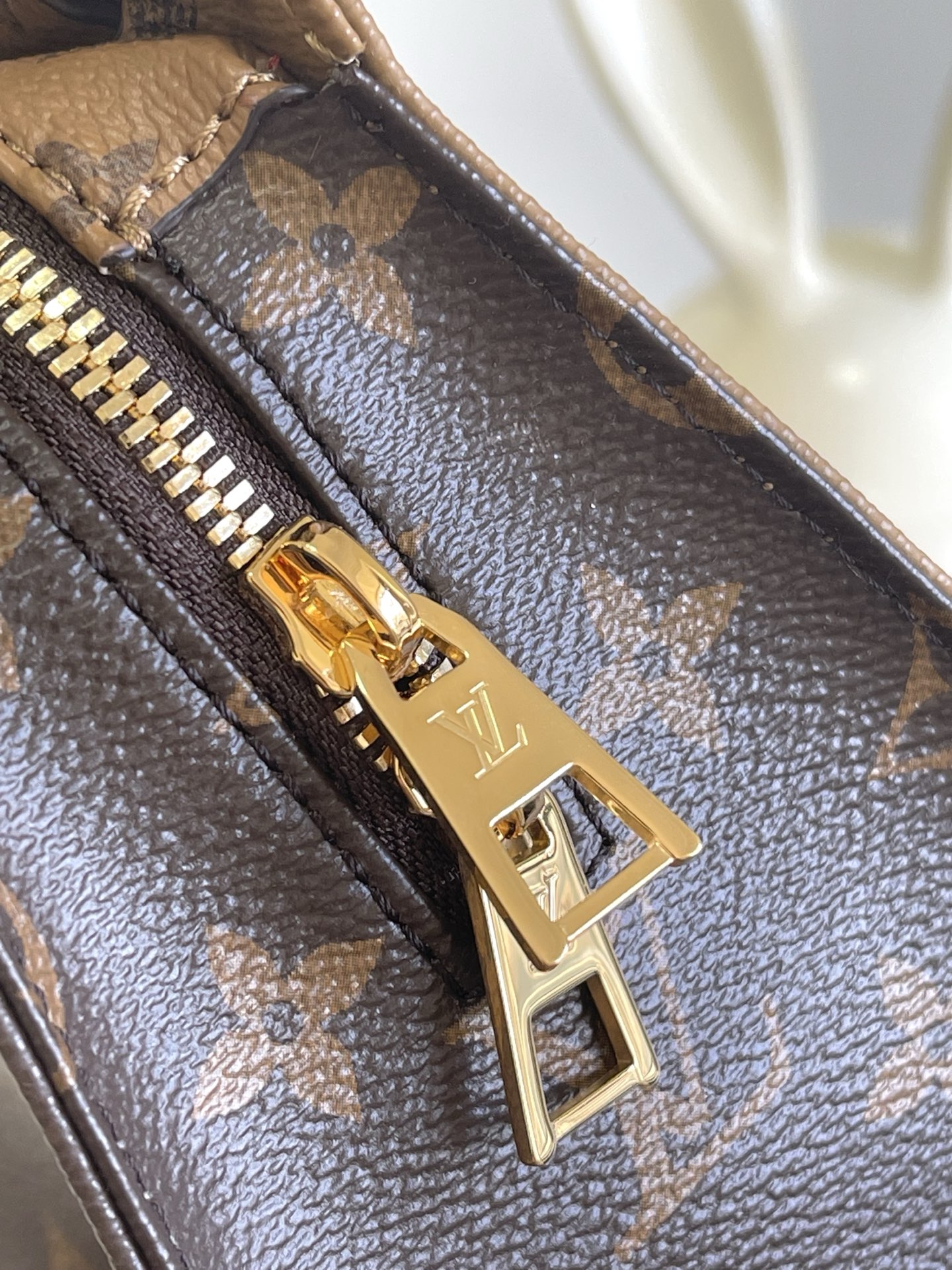 Louis Vuitton OnTheGo East West Handbag M14236 - Image 6