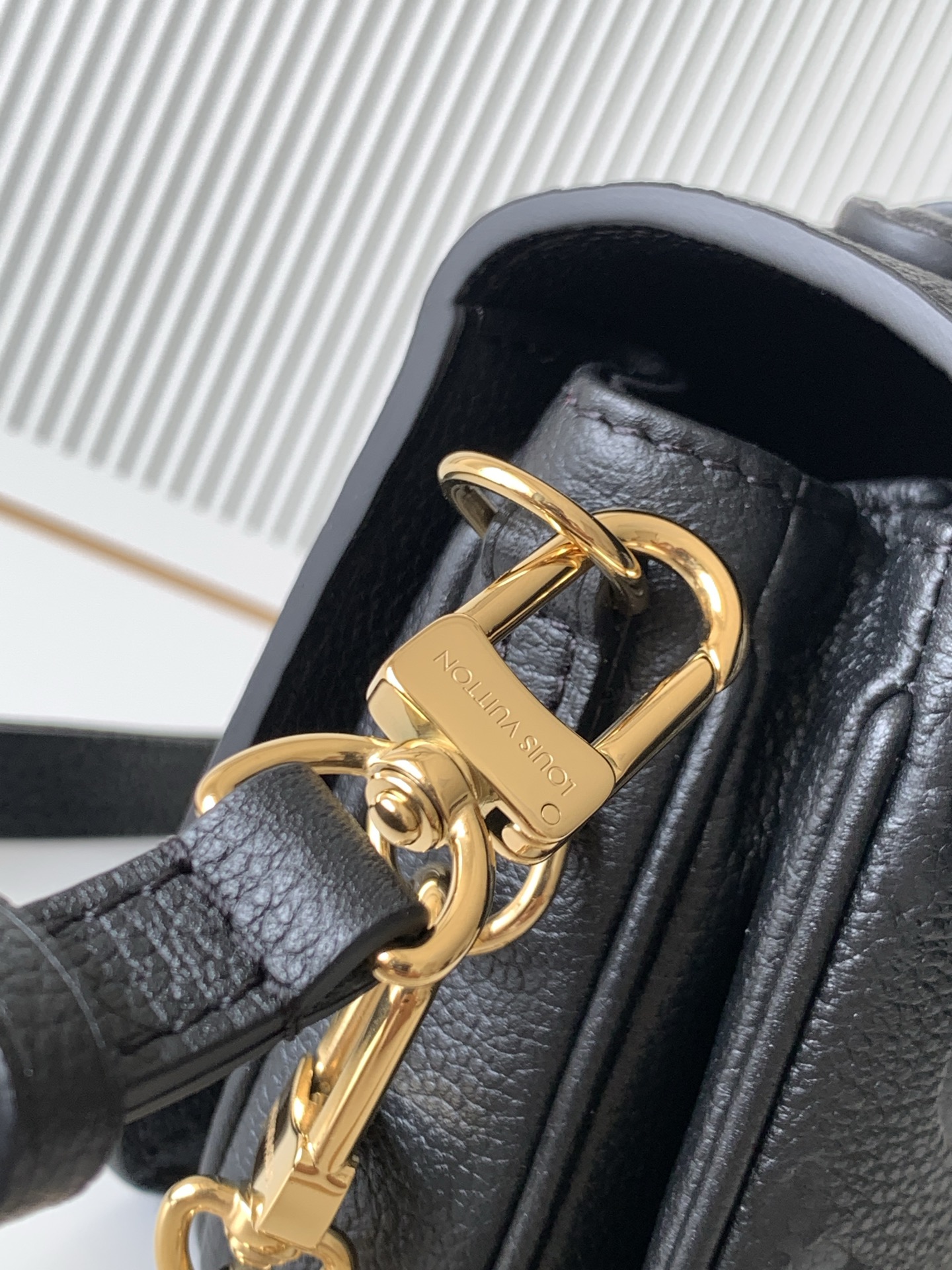 Louis Vuitton Pochette Métis East West Handbag M46595 in Black Epi Leather - Image 6