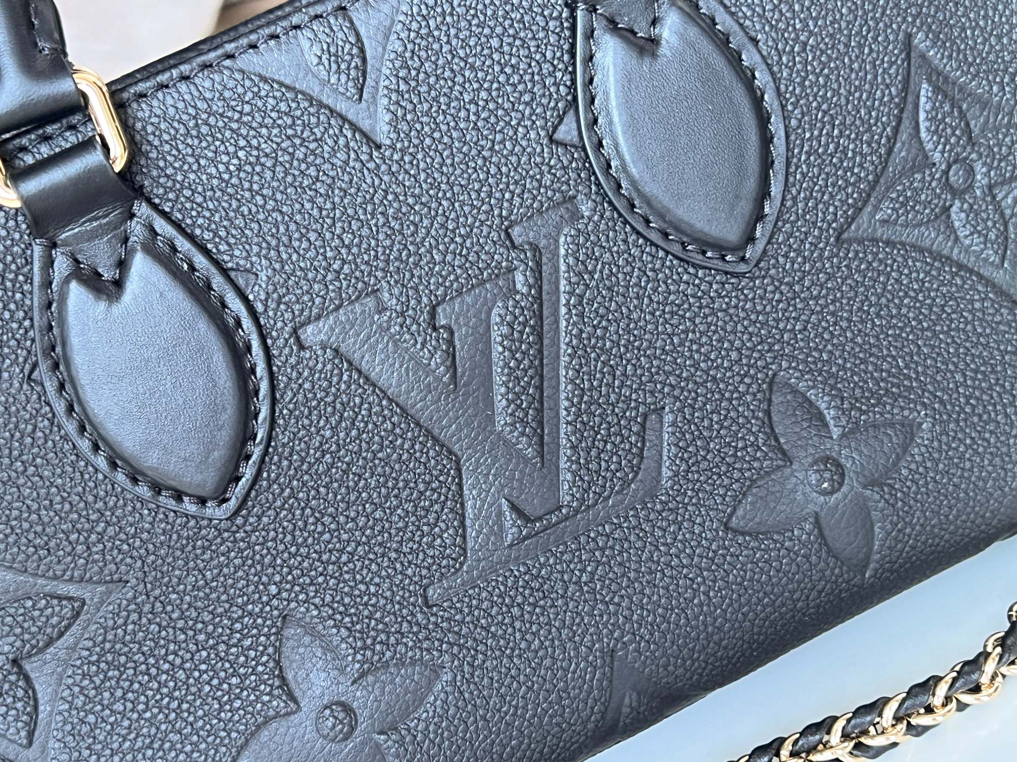 Louis Vuitton OnTheGo East West Tote Bag M23640 Black - Image 6